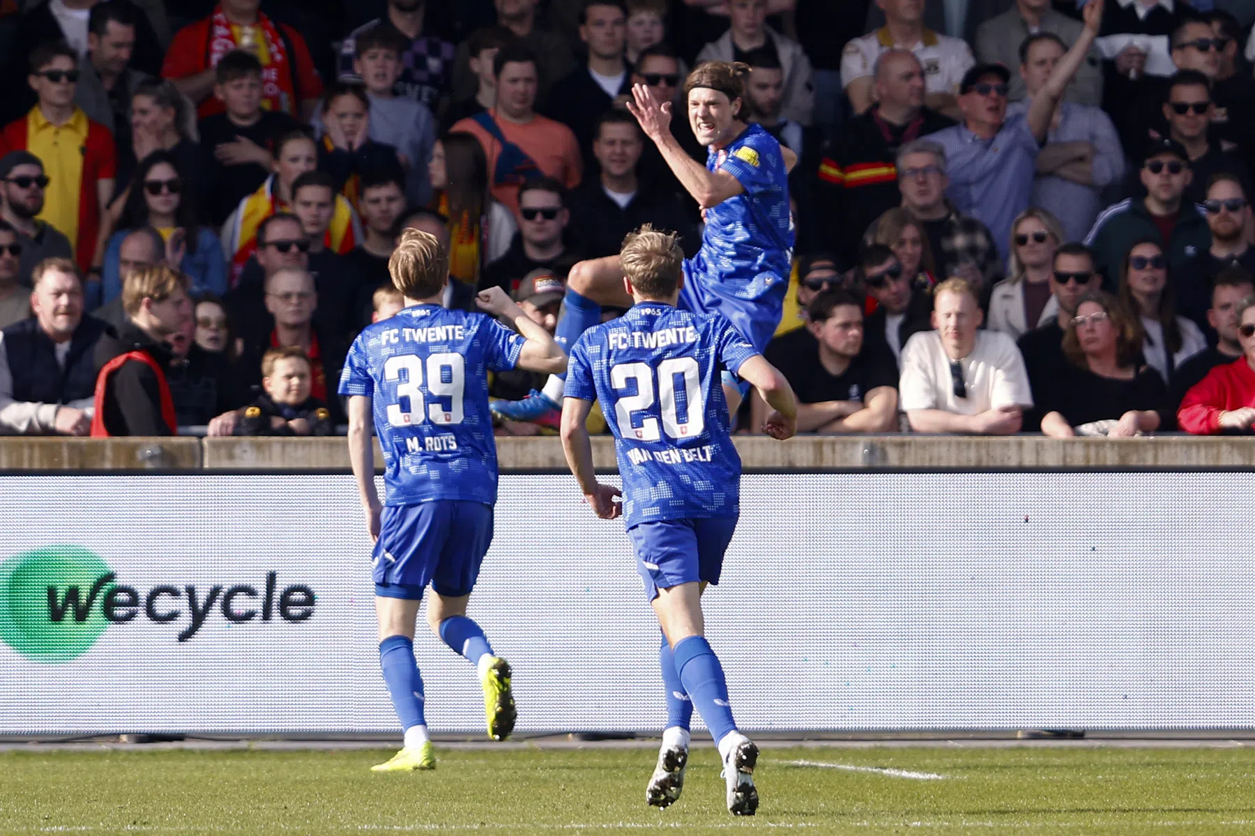 Twente loopt over Go Ahead heen, passeert Ajax en mag dromen van Champions League