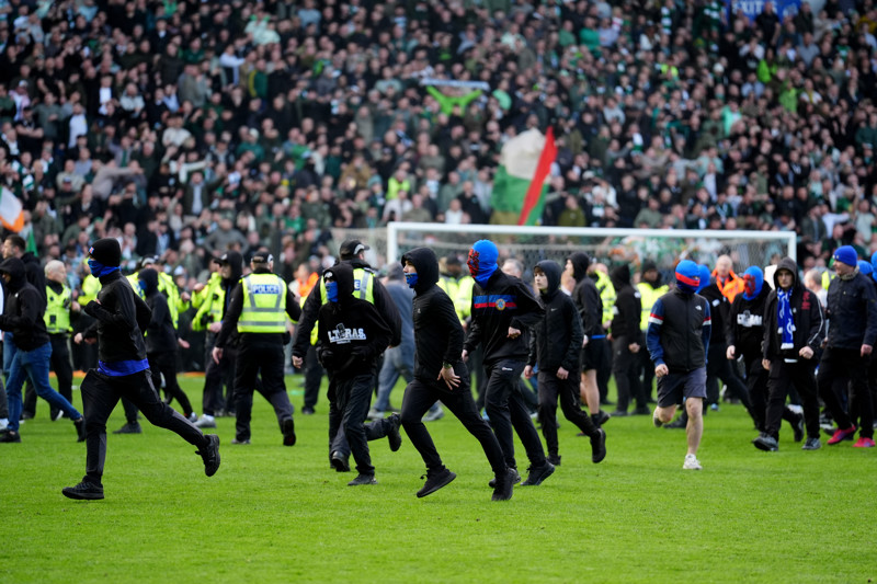 Old Firm volledig ontsierd door rellen op het veld