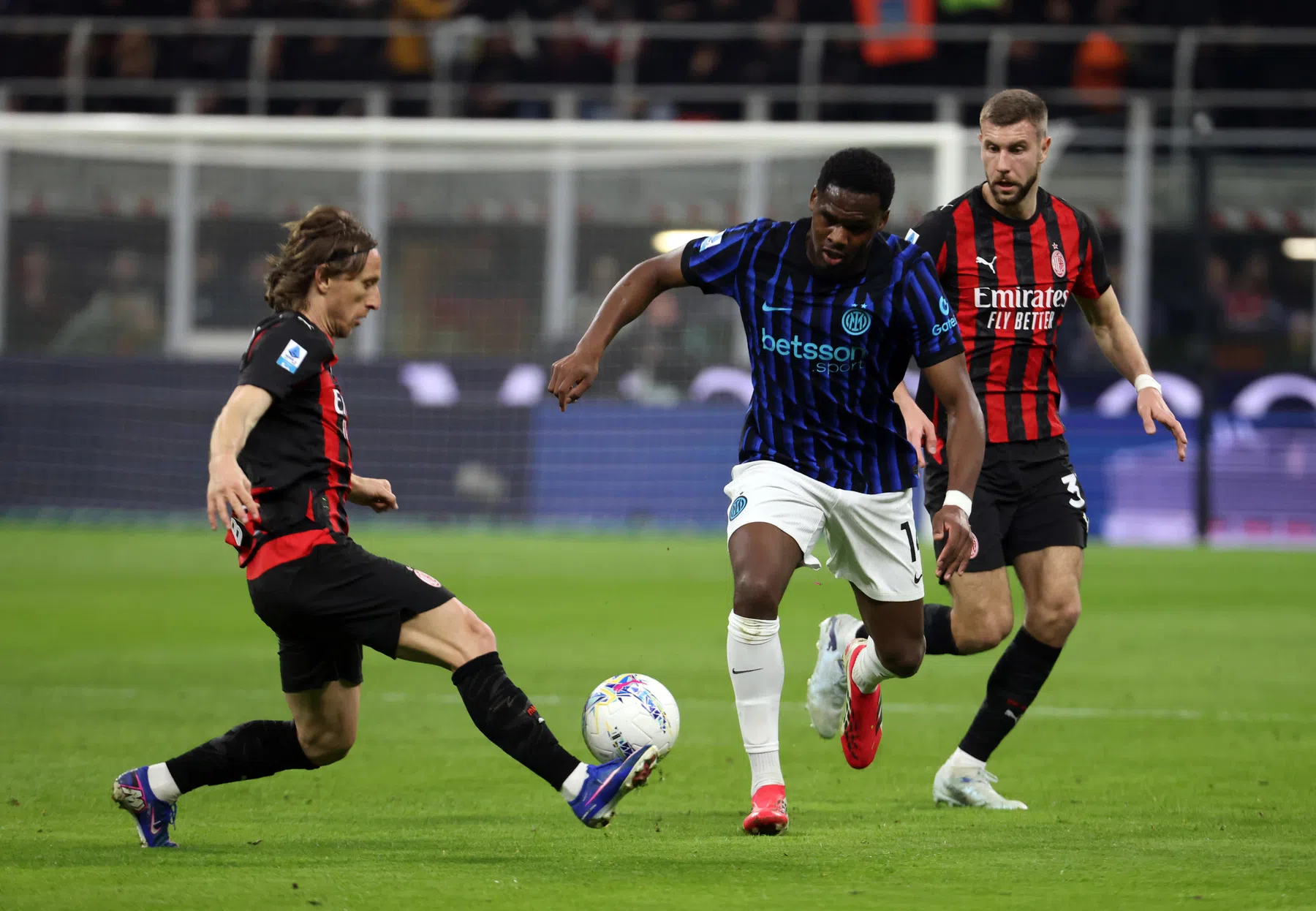 AC Milan brengt in rechtstreeks gevecht met Inter spanning in titelstrijd terug