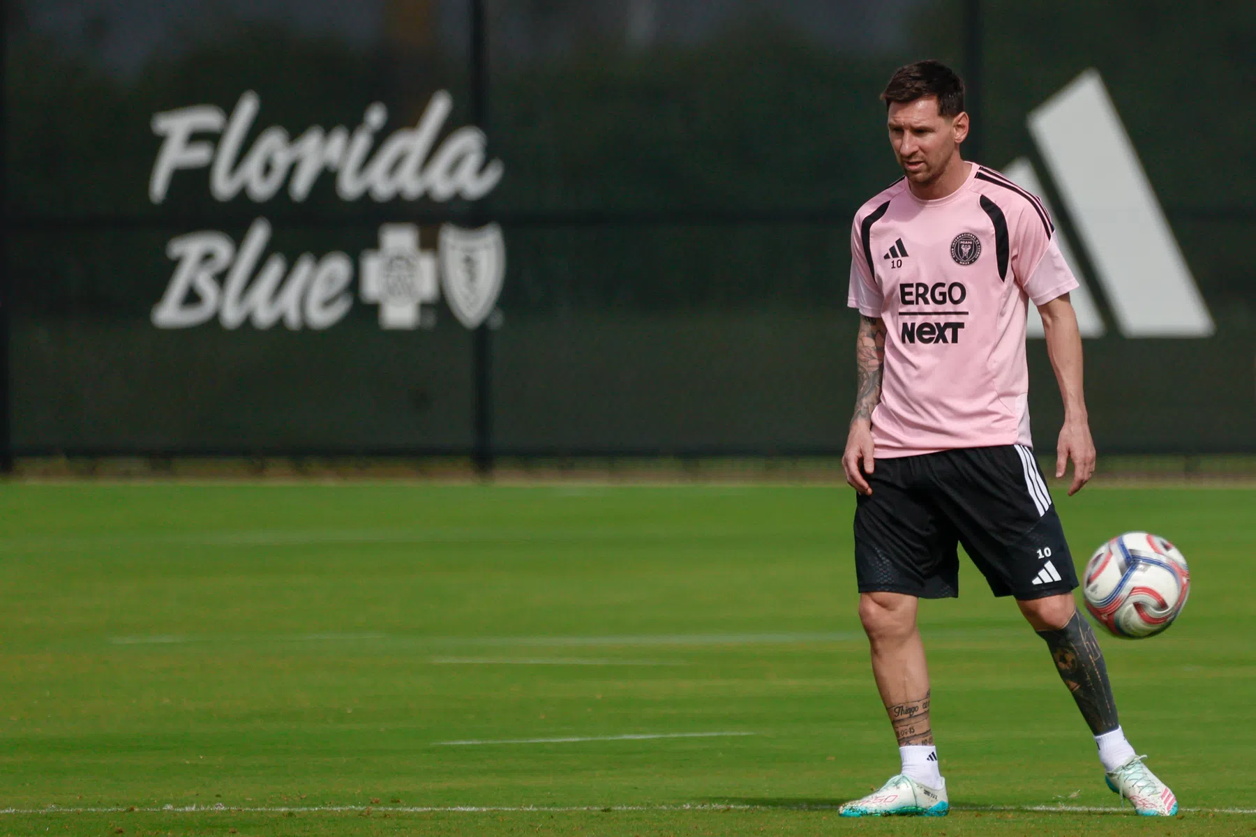 Messi trefzeker met fraai stiftje bij overwinning in de hoofdstad