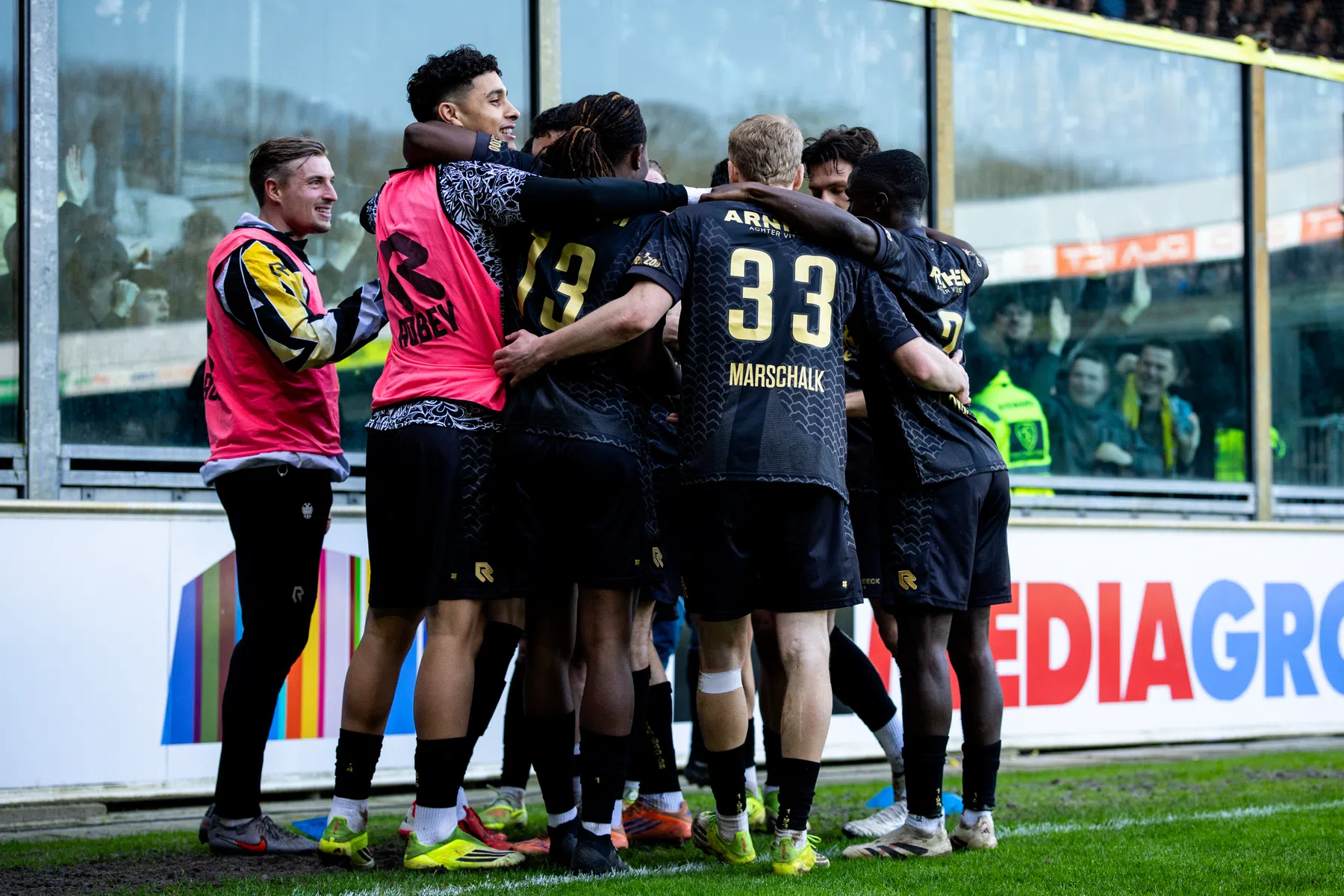 Vitesse begint vierde periode met riante derbyzege in Doetinchem