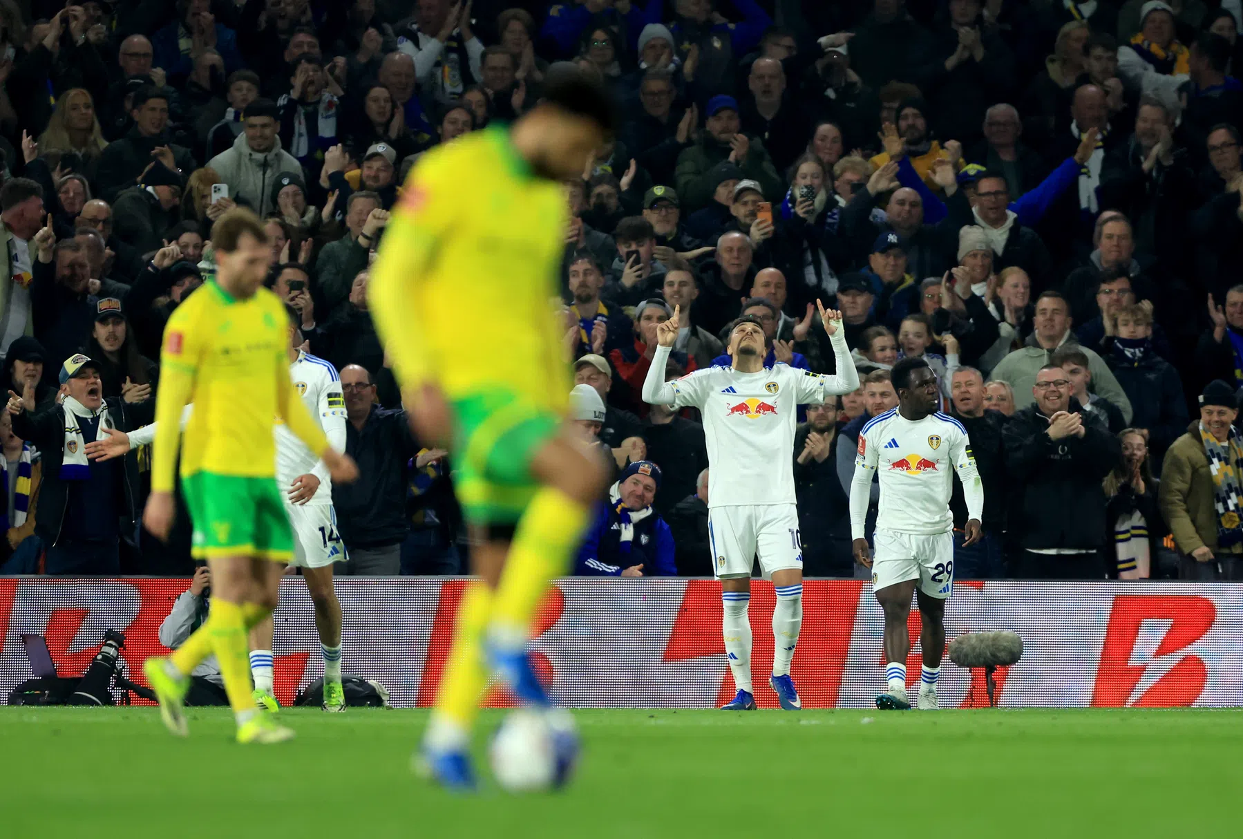 Scorende Piroe helpt Leeds United aan kwartfinale FA Cup