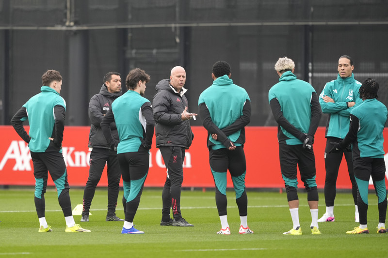 Tegenvaller voor Slot richting start achtste finale Champions League