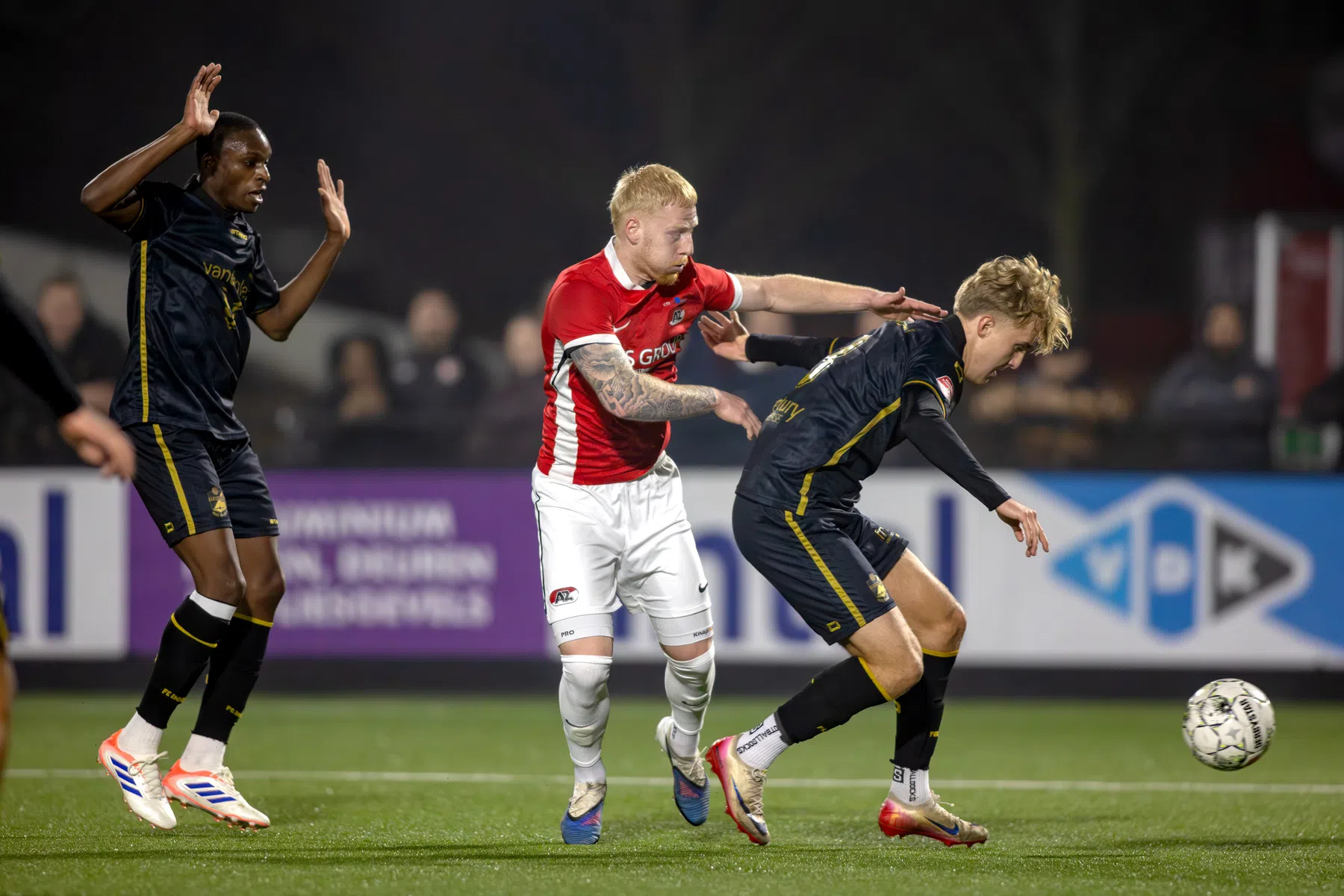 Meerdink bij terugkeer in de Keuken Kampioen Divisie onderuit met Jong AZ