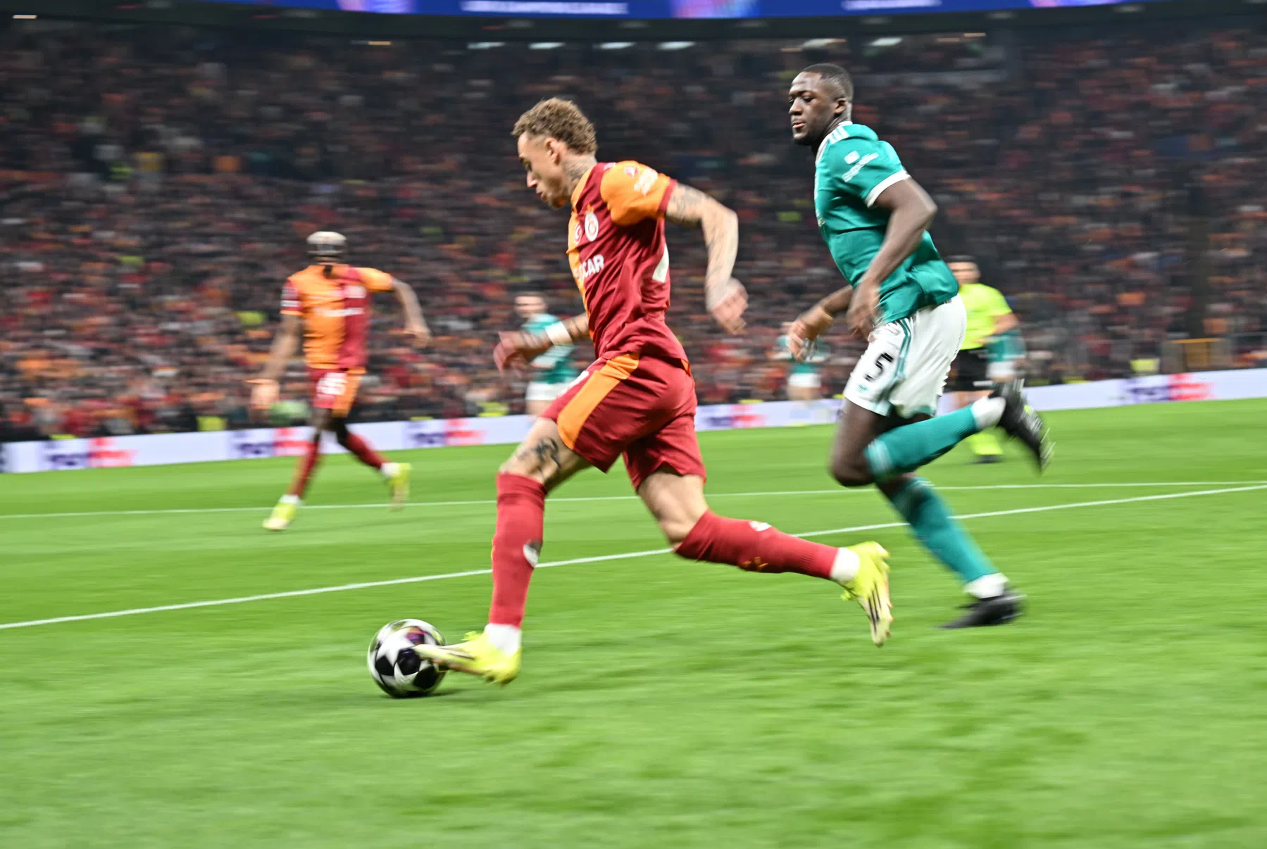 Noa Lang straalt in heksenketel van Istanbul: 'Hierom voetballer geworden'