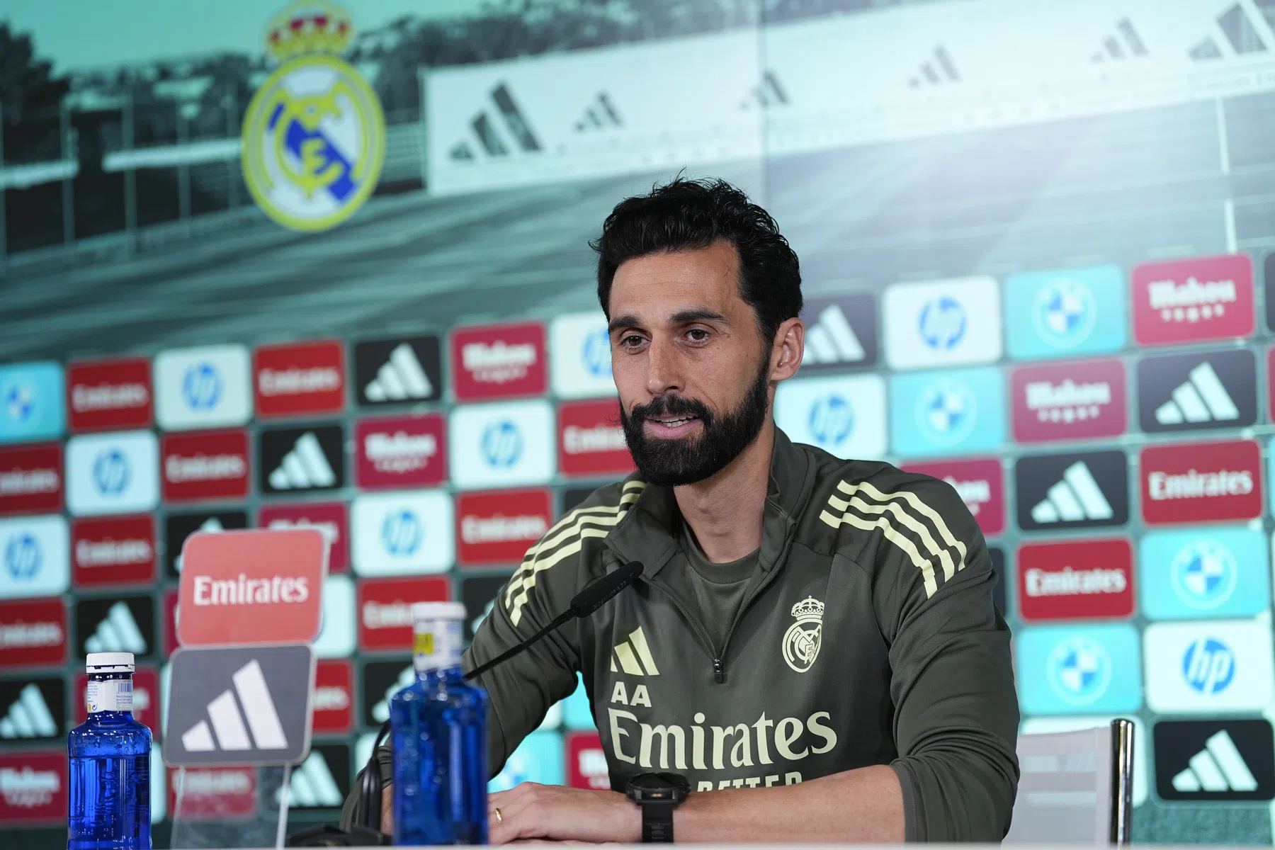 Arbeloa op zijn hoede voor Guardiola en schiet in de lach bij Laporta-vraag