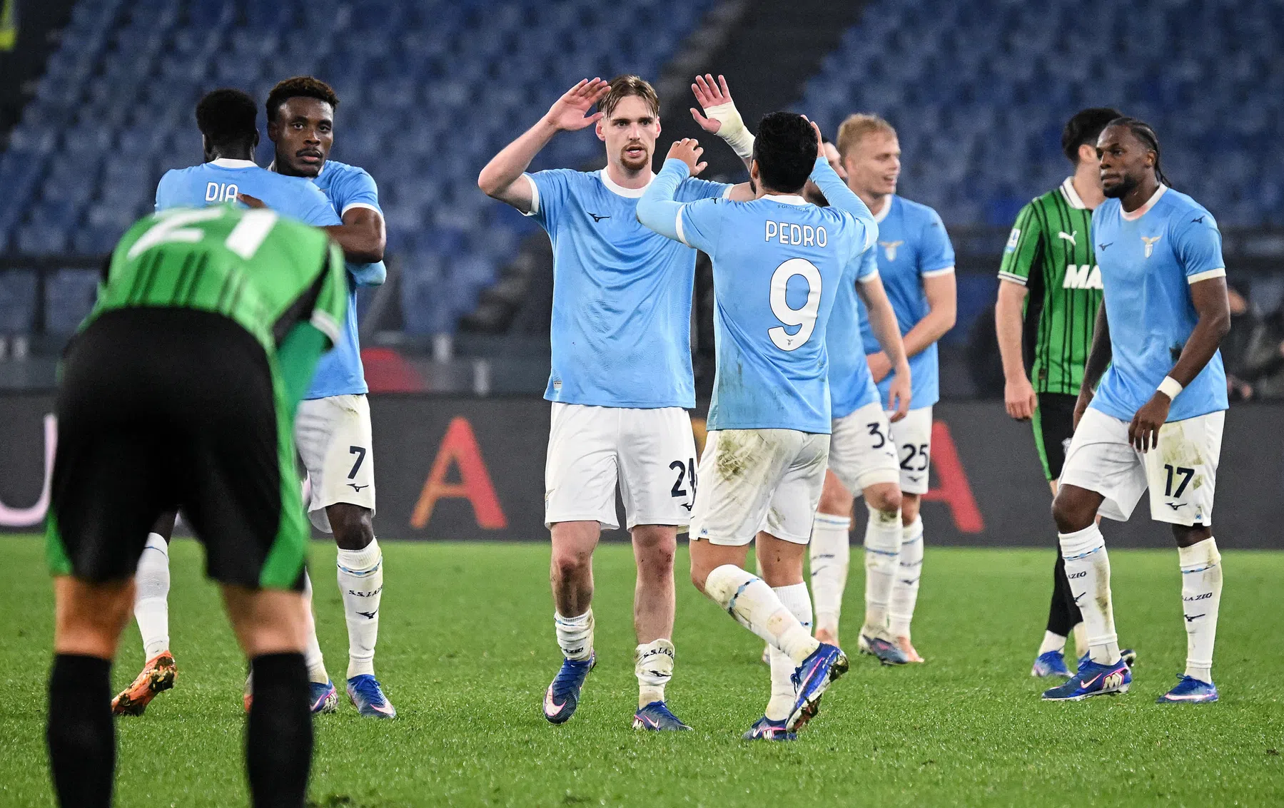 Slechts 5.000 supporters zien late zege Lazio: 'De club móét iets doen'