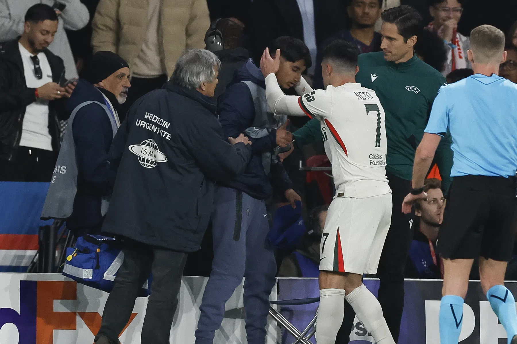 UEFA onderzoekt incident Neto met ballenjongen: return op de tocht