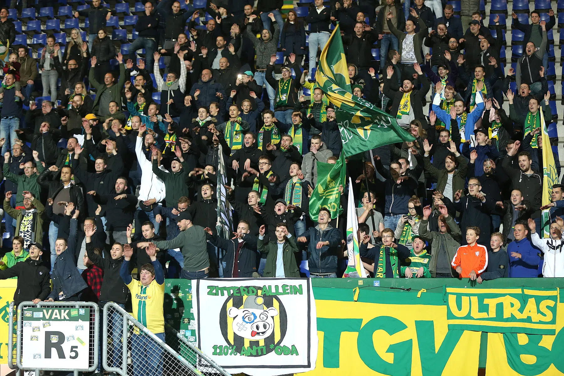 Fortuna Sittard door vier Genk-supporters met leeg uitvak in Volendam