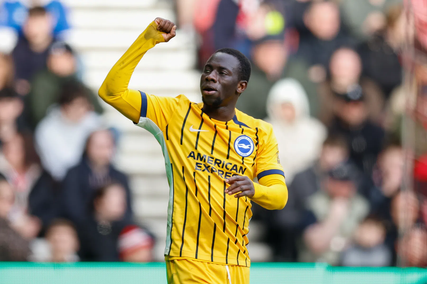 Curieus doelpunt Minteh bezorgt Brighton volle buit tegen Roefs-loos Sunderland