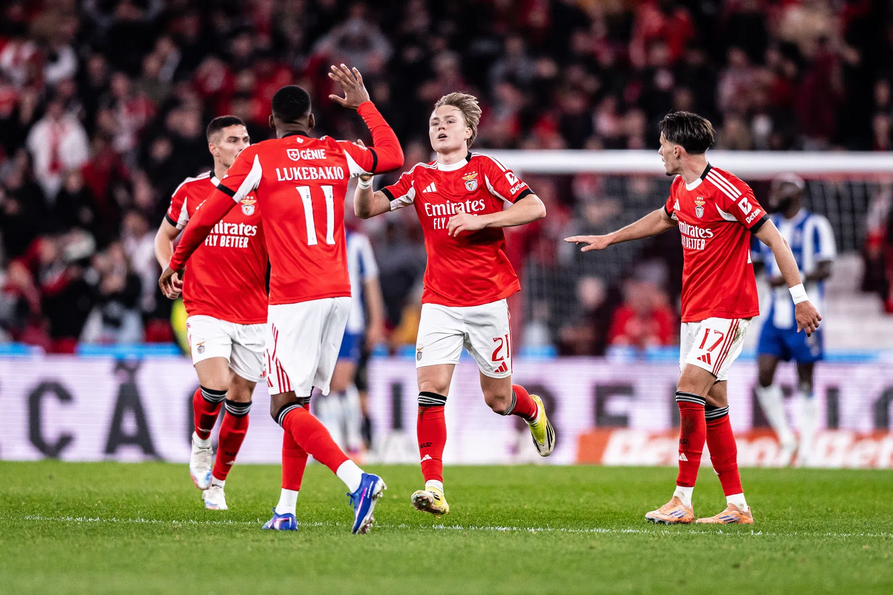 Benfica komt met de schrik vrij en houdt titelkansen in leven