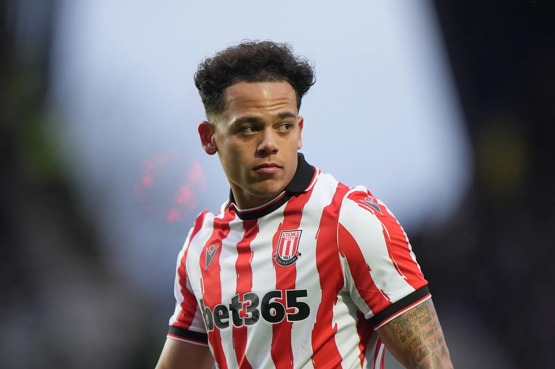 'Uitzonderlijk goede Manhoef' blinkt uit met goals bij winnend Stoke City