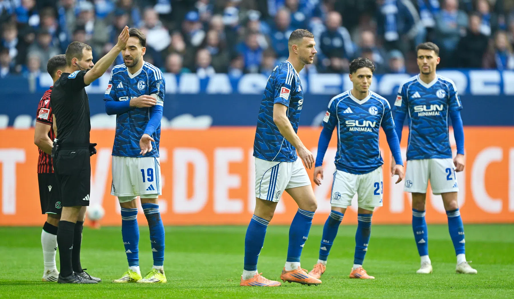Dzeko van held naar schlemiel: Schalke verzuimt belangrijke promotiestap te zetten