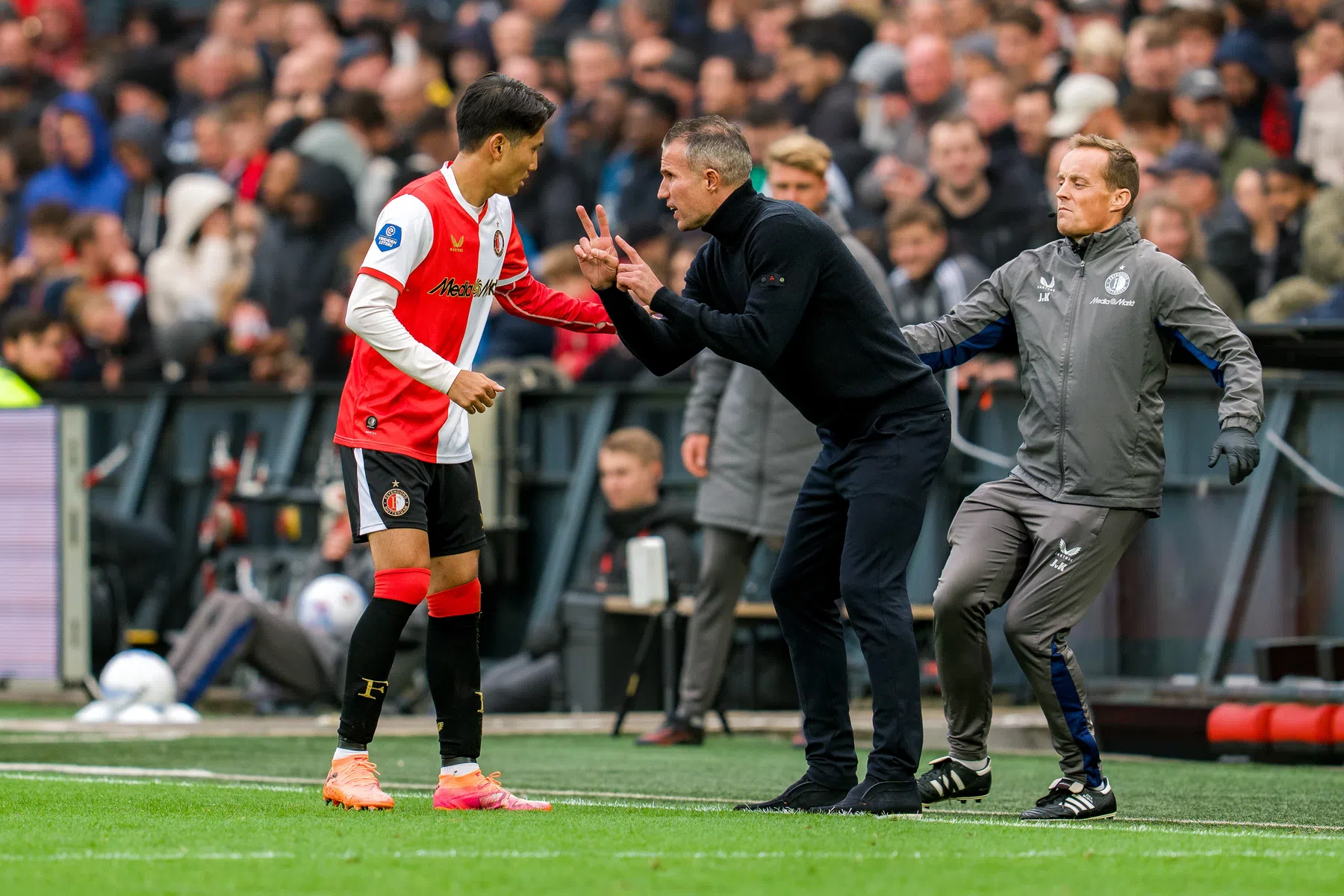 Van Persie verklaart absentie van Watanabe tegen Excelsior