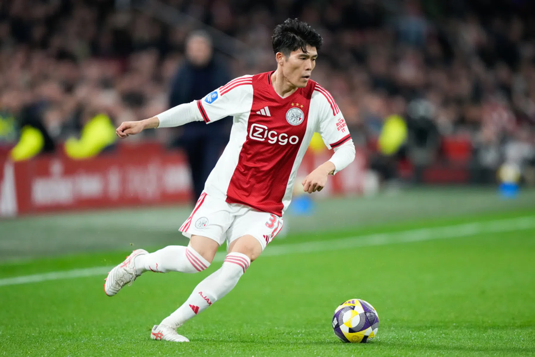 Tomiyasu is nu echt begonnen bij Ajax: 'Ik was zo nerveus'
