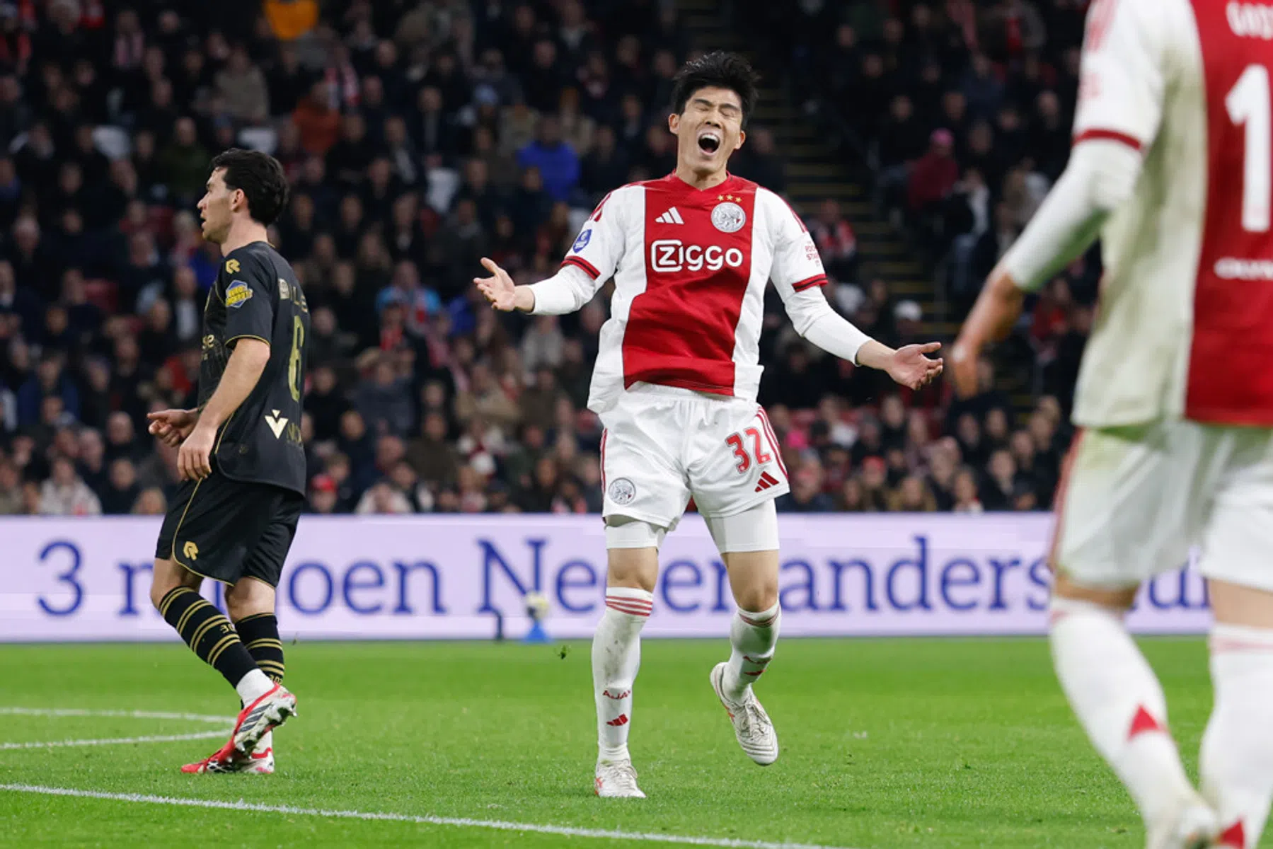 Tomiyasu merkt verandering bij Ajax onder Garcia: 'Hij is zo intens!'