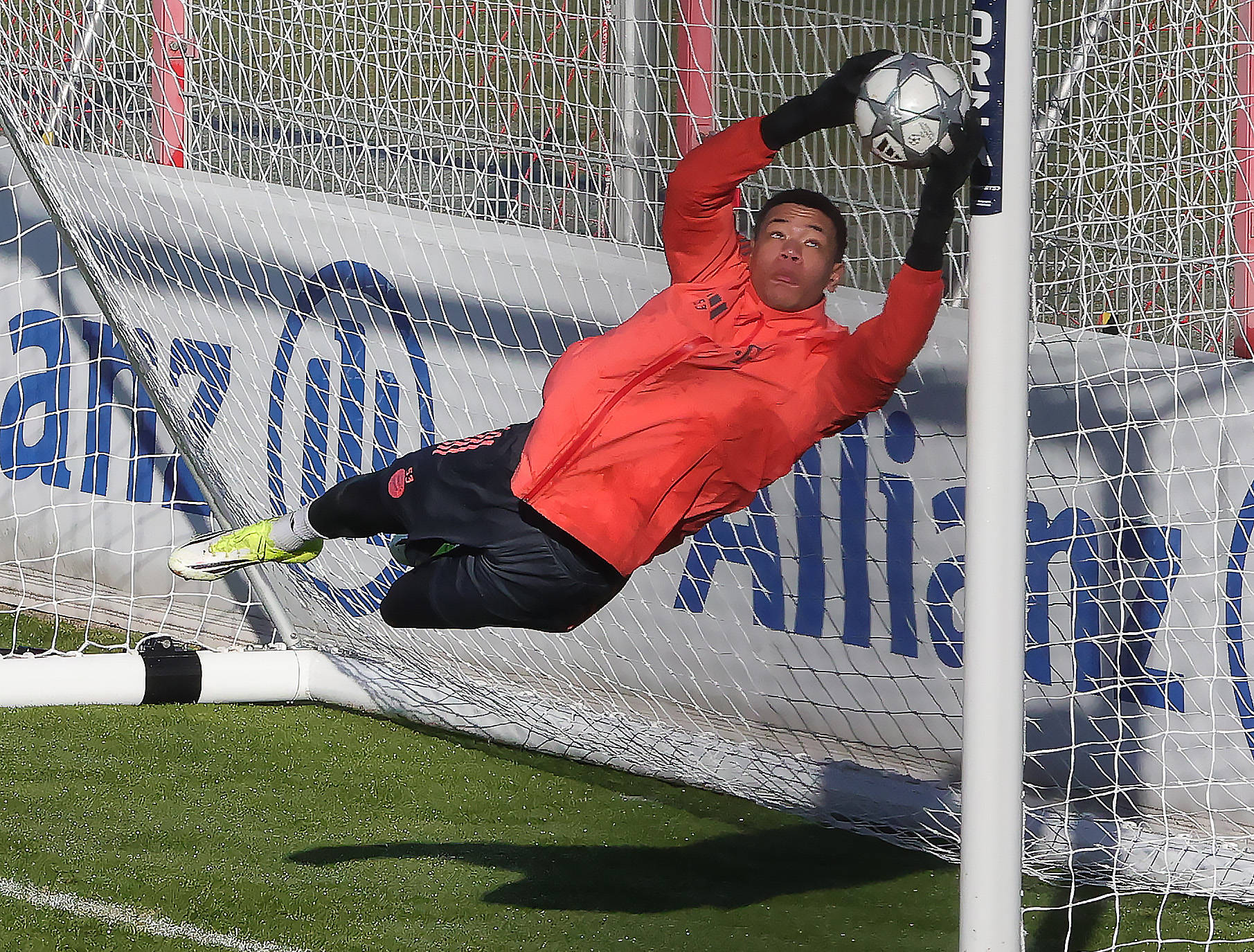 Terugkeer Urbig lijkt stokje te steken voor CL-debuut zestienjarige Bayern-goalie