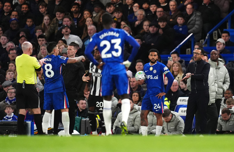 Huddle met arbiter in het midden: woede bij Chelsea na opmerkelijk moment