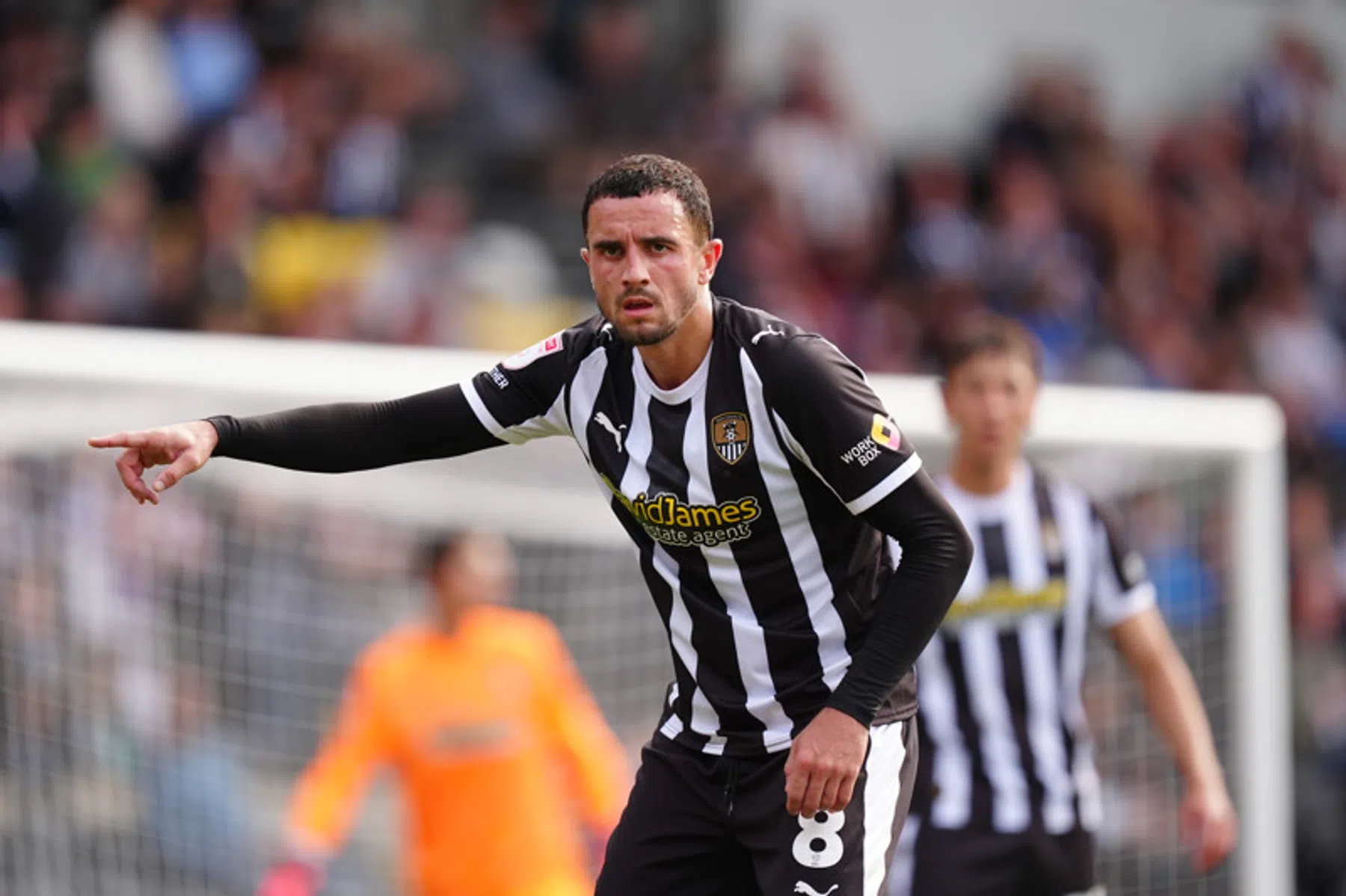 Opmerkelijk: Notts County-speler krijgt rood na weggooien van schoen