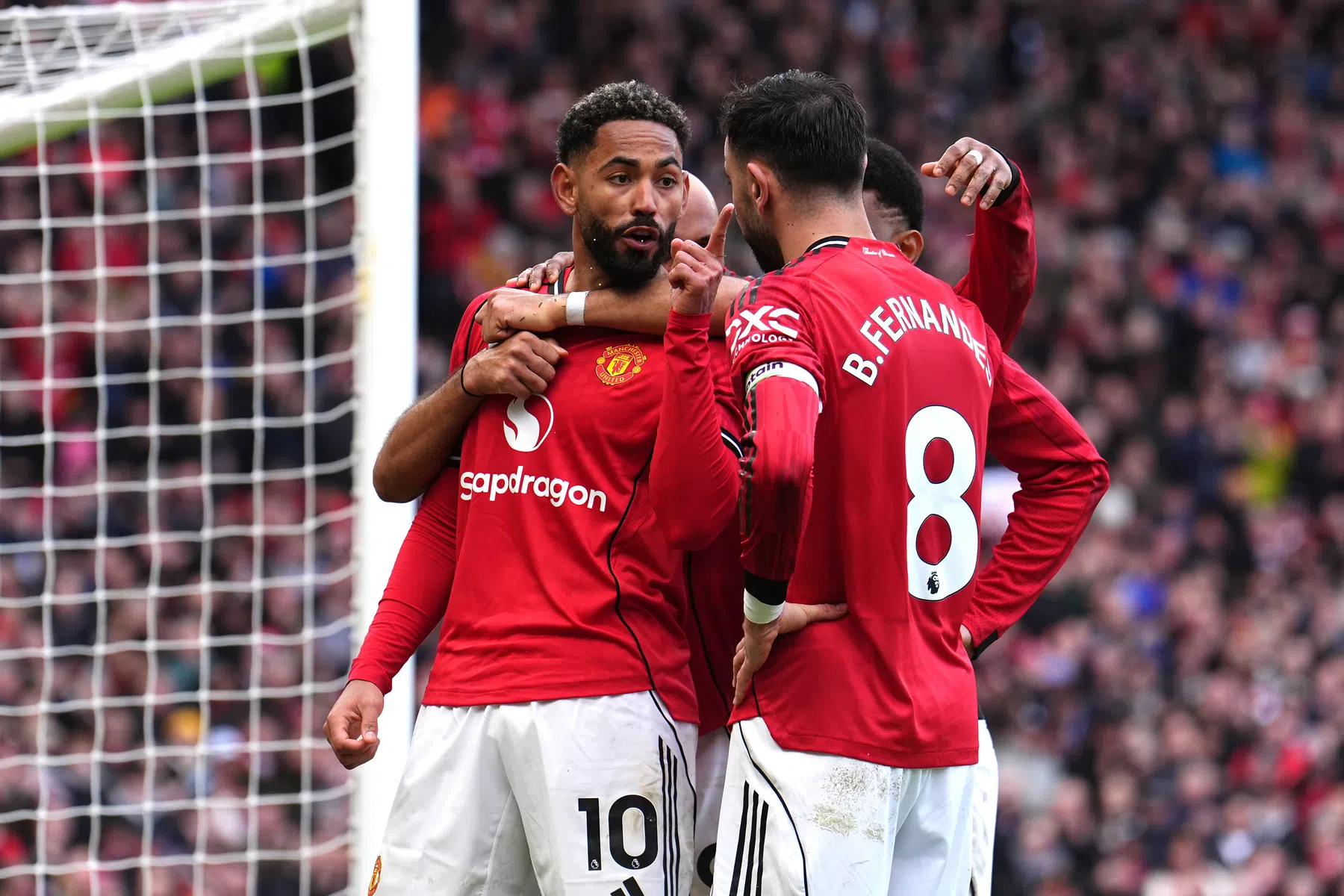 Bruno Fernandes grijpt record Beckham en zet United stevig op derde plaats