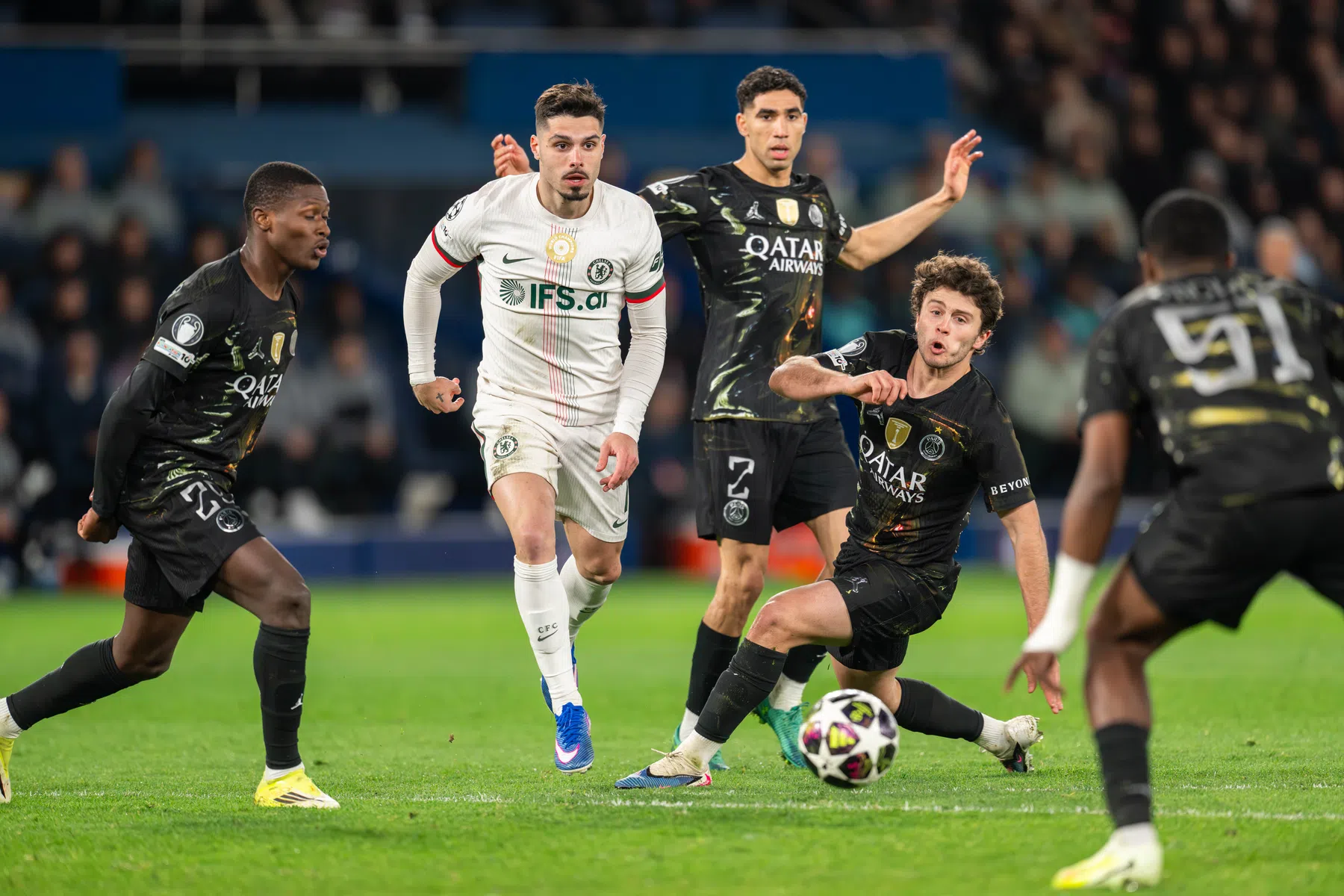 Pedro Neto komt goed weg na incident met ballenjongen in Parijs