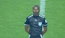 Scheidsrechter voorkomt discussie met opvallende tactiek