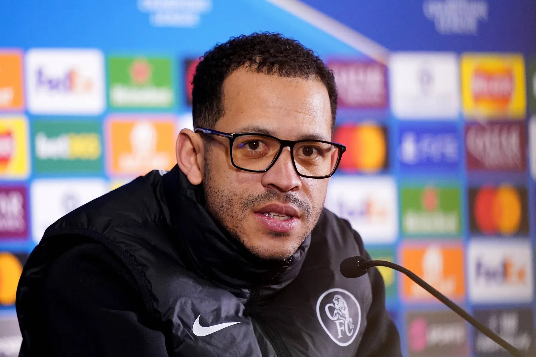Chelsea-coach Rosenior hint naar nieuwe locatie voor veelbesproken huddle