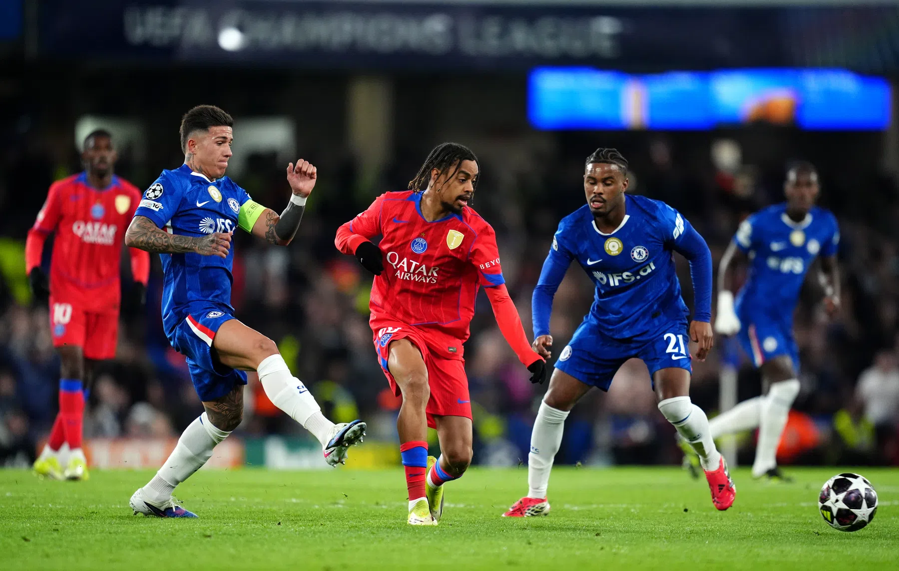 PSG freewheelend de kwartfinale in na flitsende start op Stamford Bridge