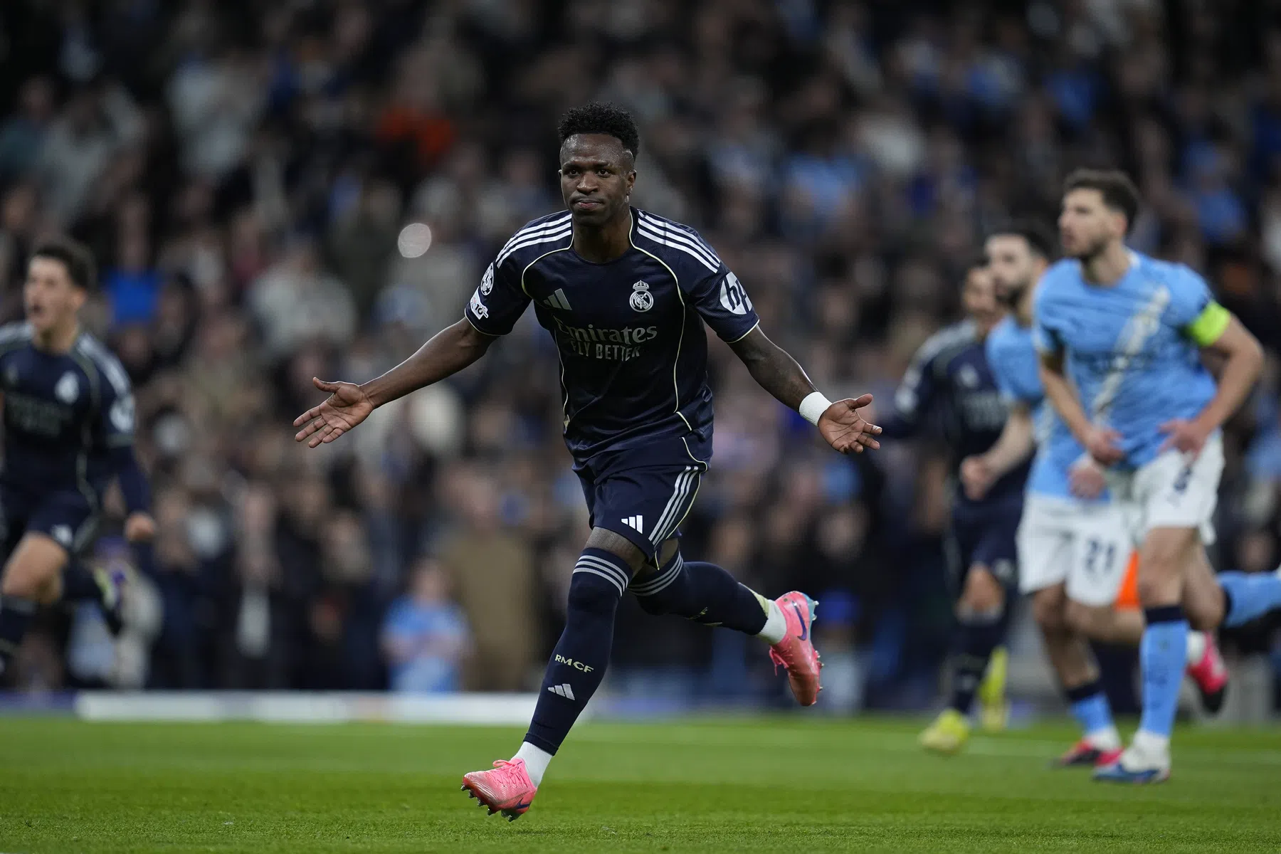 Uitblinker Vinícius leidt Real Madrid ook in het Etihad langs Manchester City