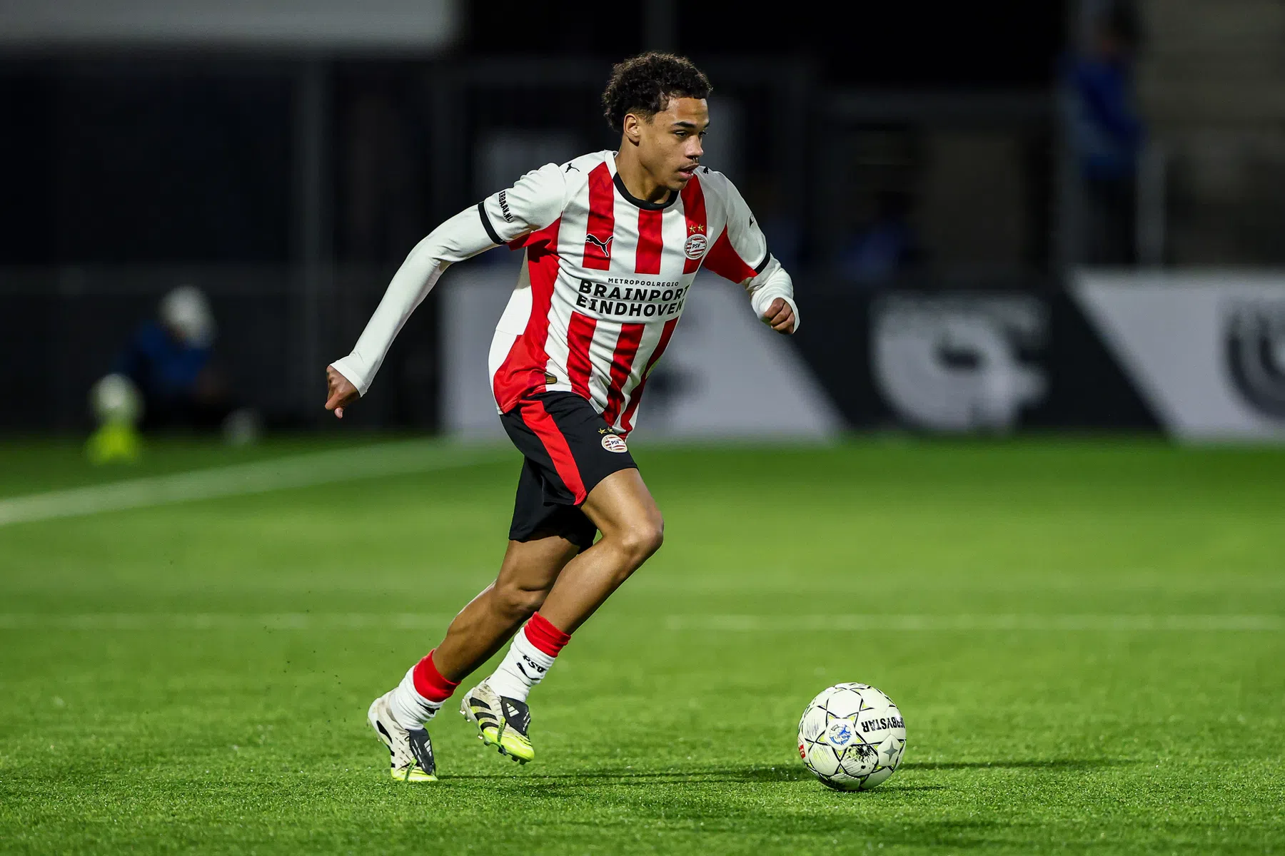Goed nieuws voor PSV: blessure Noah Fernandez (18) blijkt mee te vallen