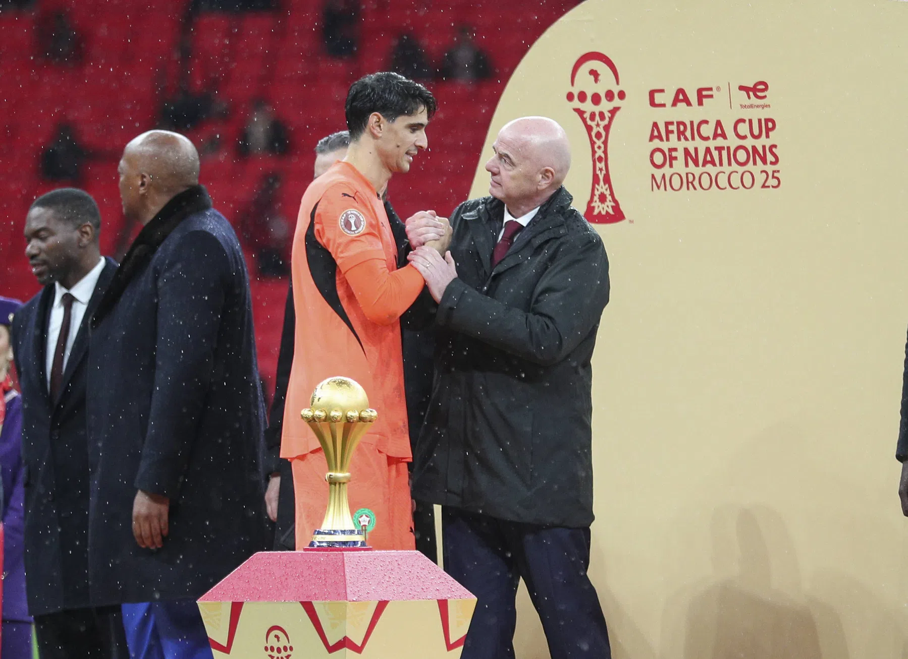 CAF onder vuur na omstreden besluit: 'Motsepe is een loopjongen van Infantino'
