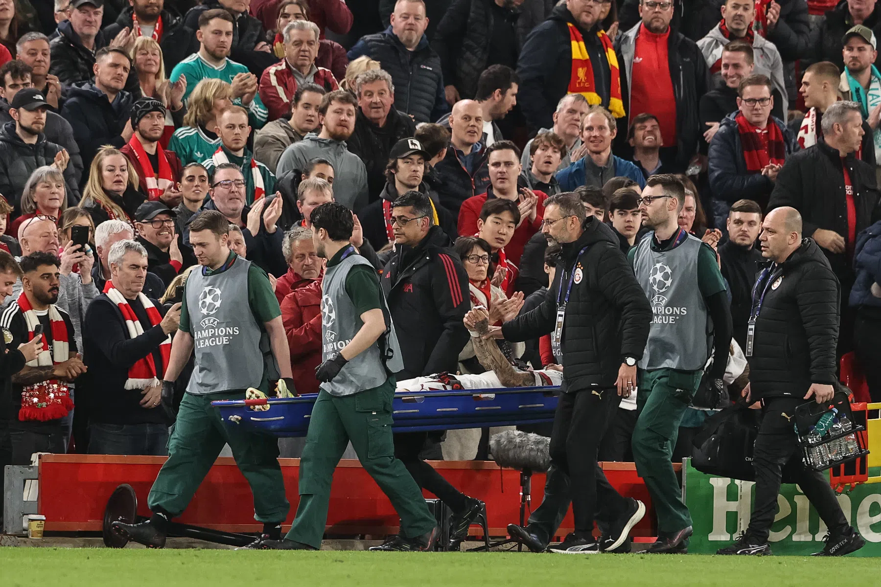 Lang vanwege akelige duimblessure per brancard van het veld op Anfield