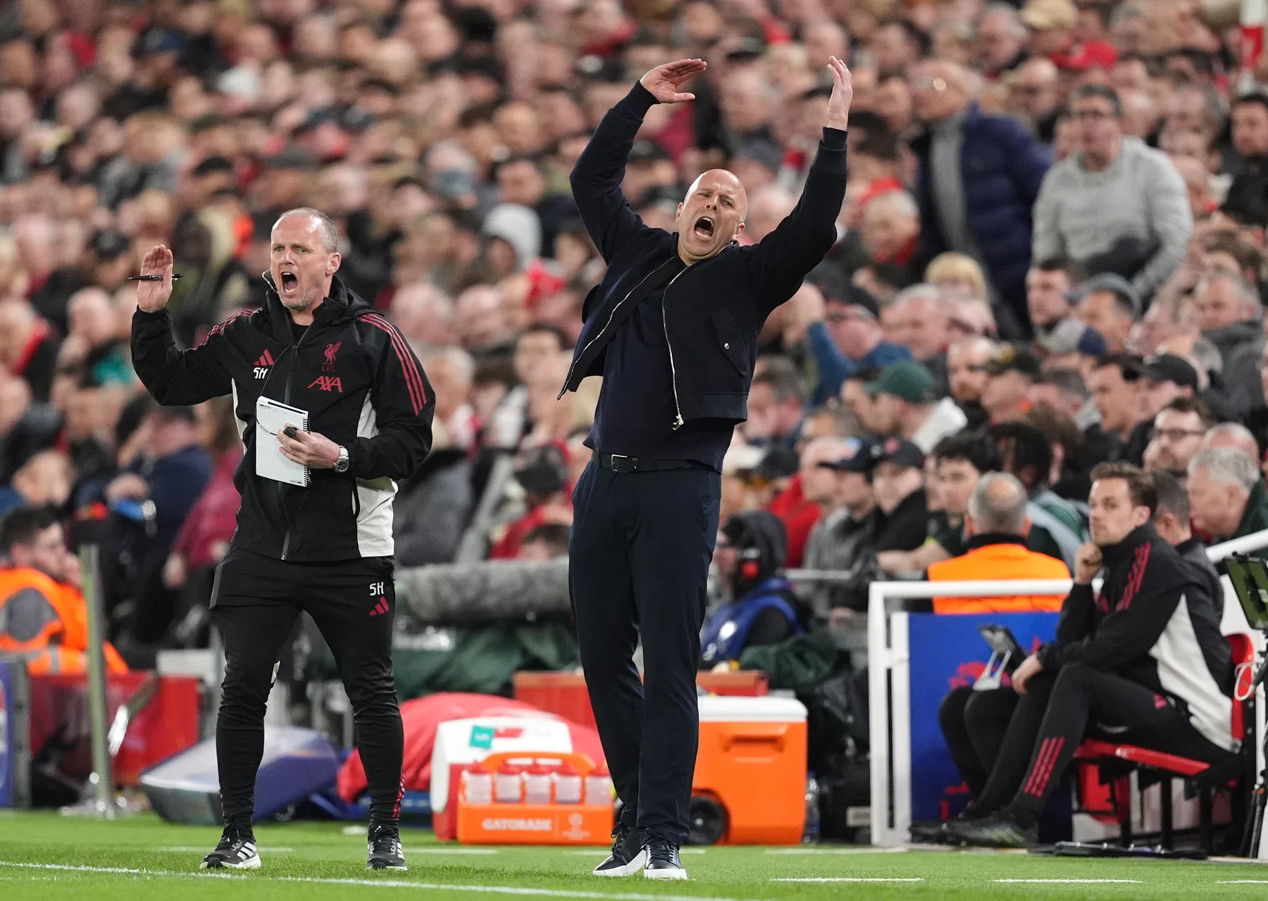 Slot is behalve voetbaltrainer ook regisseur van emoties 