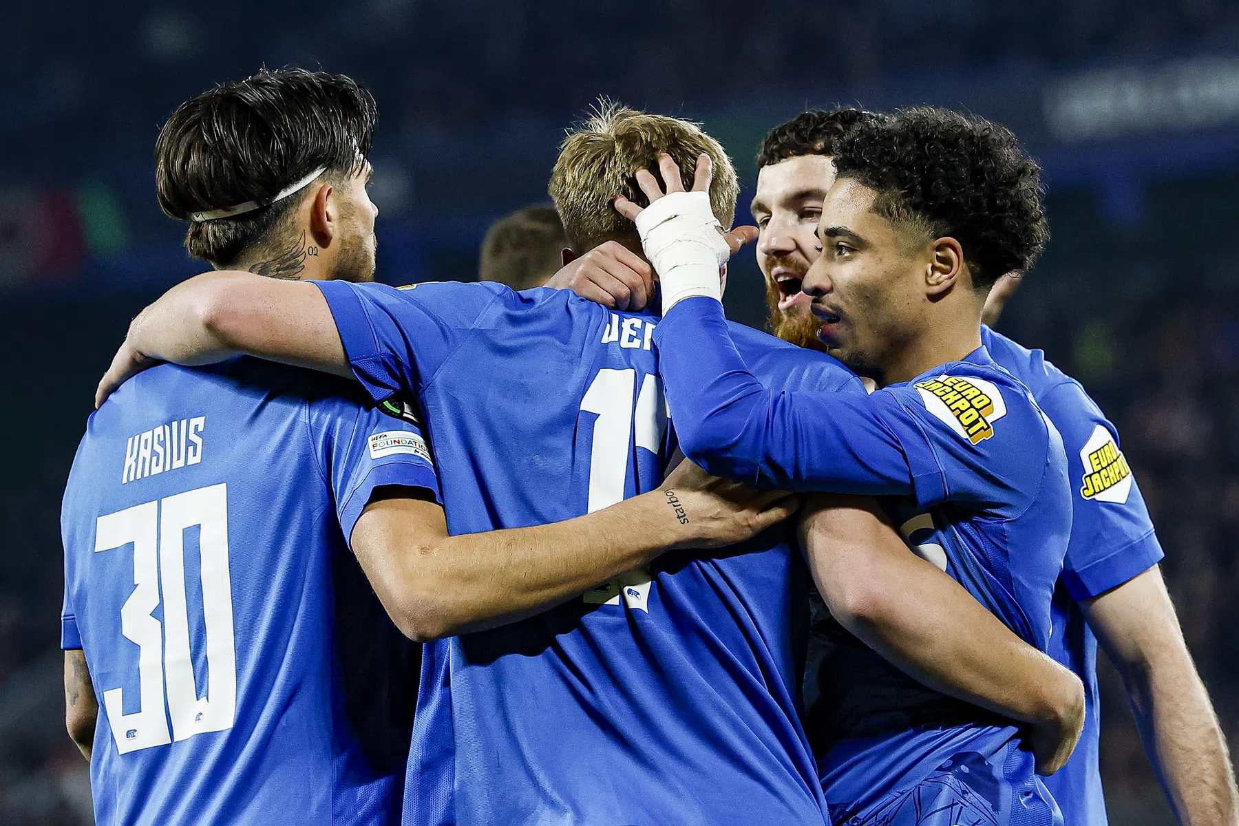 Teamgoals bezorgen AZ plek in kwartfinale Conference League 
