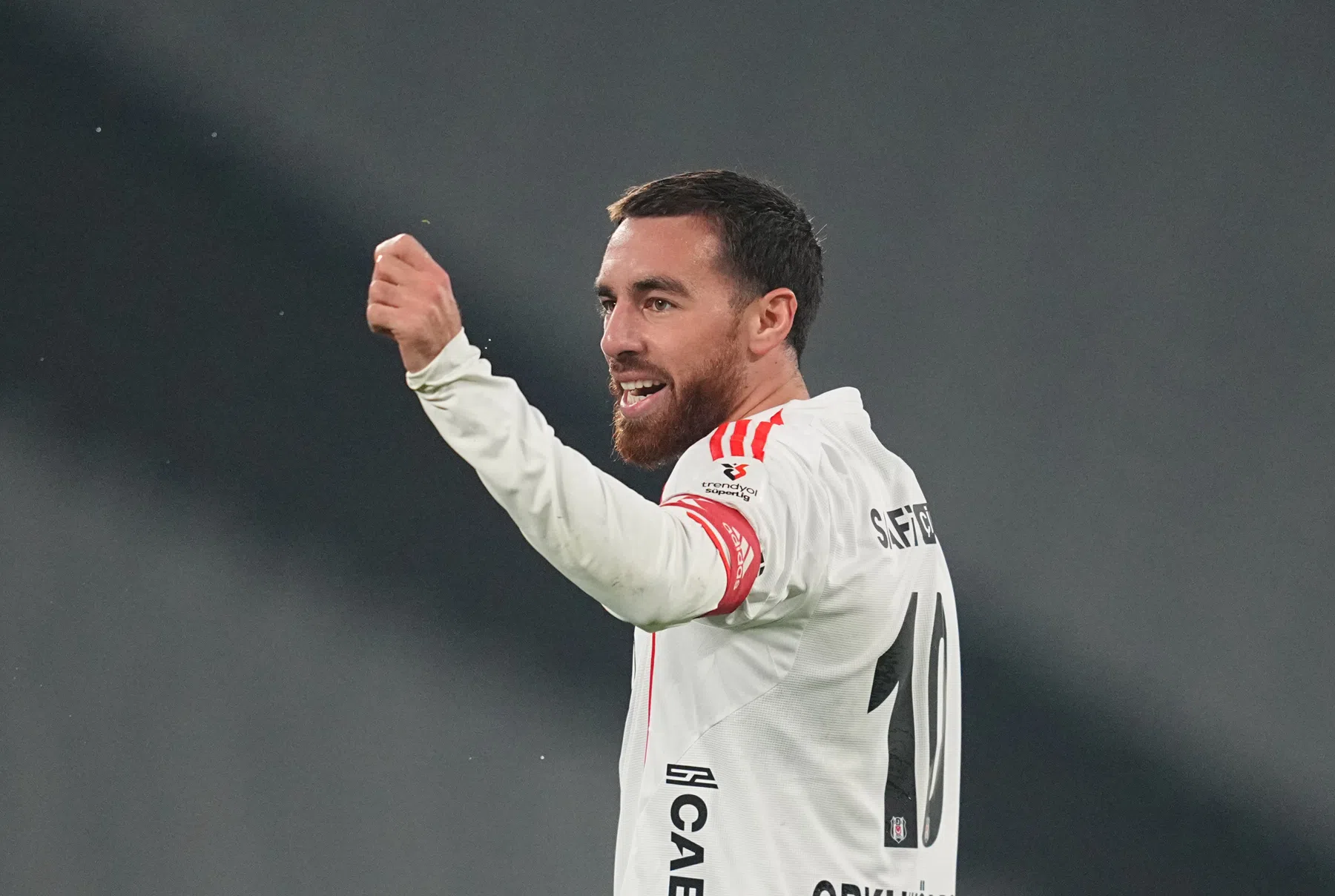 Uitblinkende Kokcu helpt Besiktas met fraaie goal aan nieuwe zege