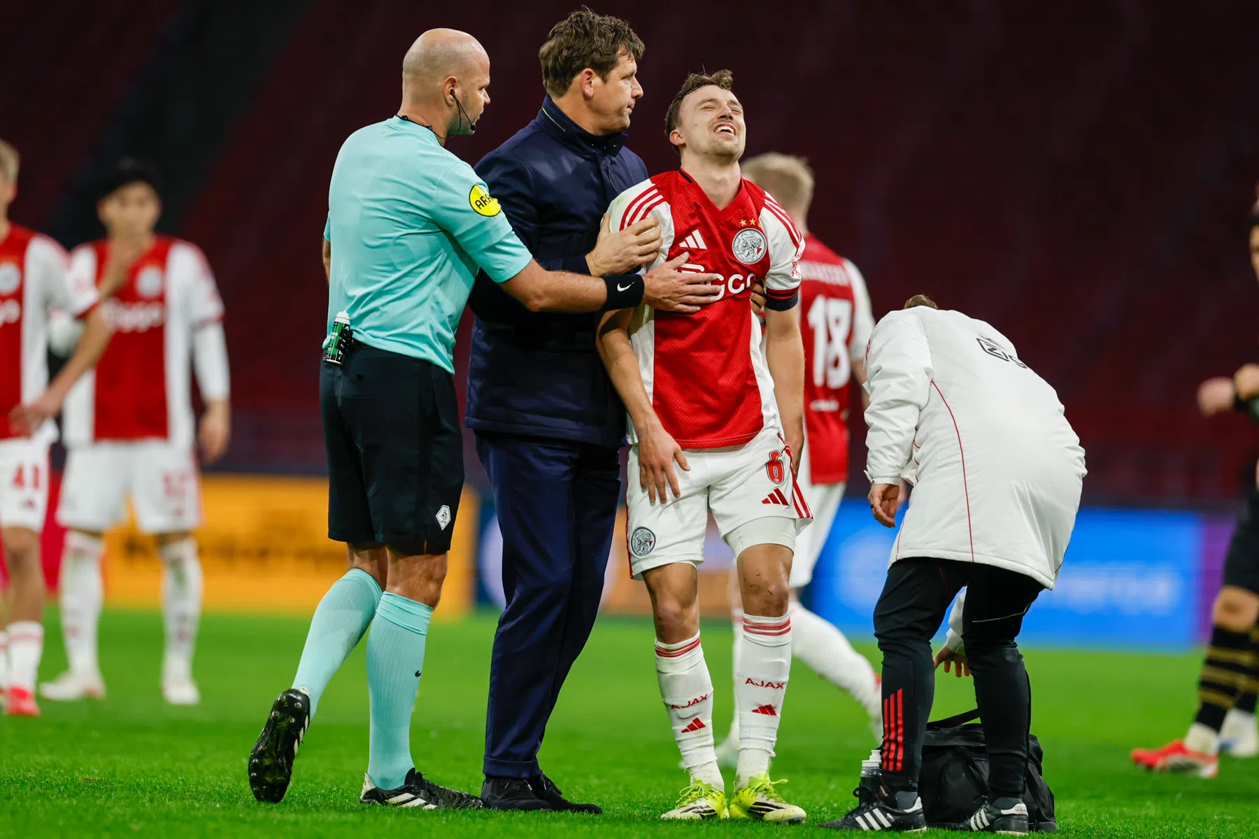 Ajax werkt zonder Itakura en Regeer toe naar Klassieker, Weghorst terug