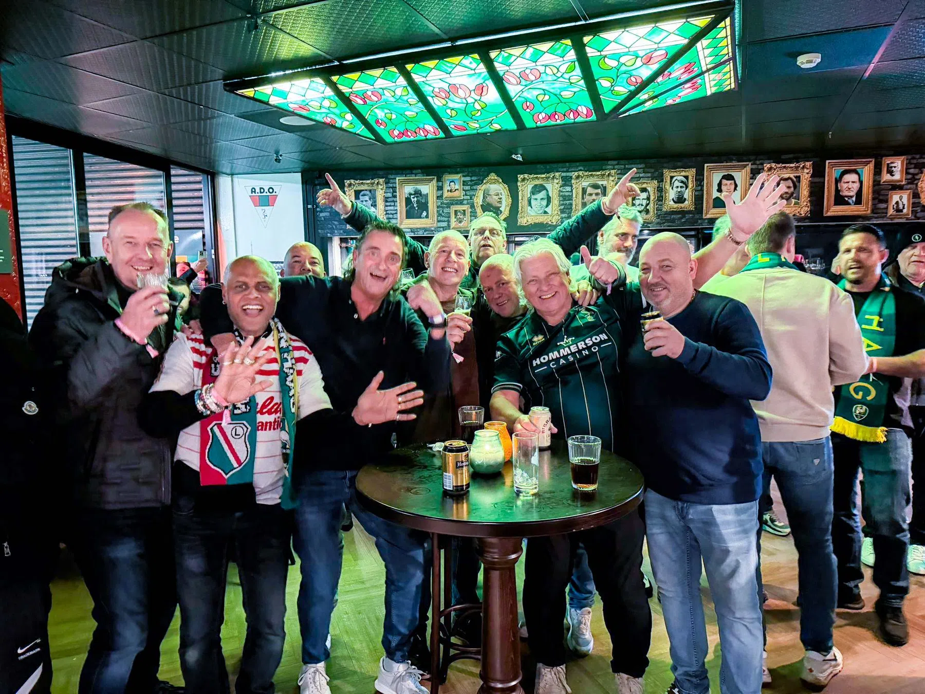 Haagse coryfeeën vieren promotie: 'ADO-Ajax, kicken!'