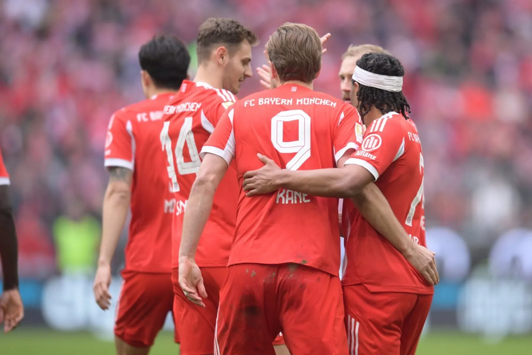 Hongerig Bayern dendert door, Leverkusen geeft zege weg bij rentree Flekken