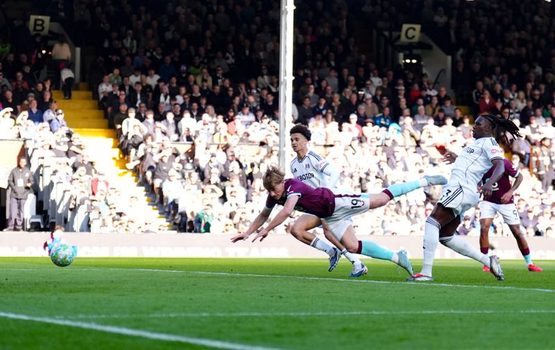 Ook goal Flemming kan Burnley niet redden op bezoek bij Fulham