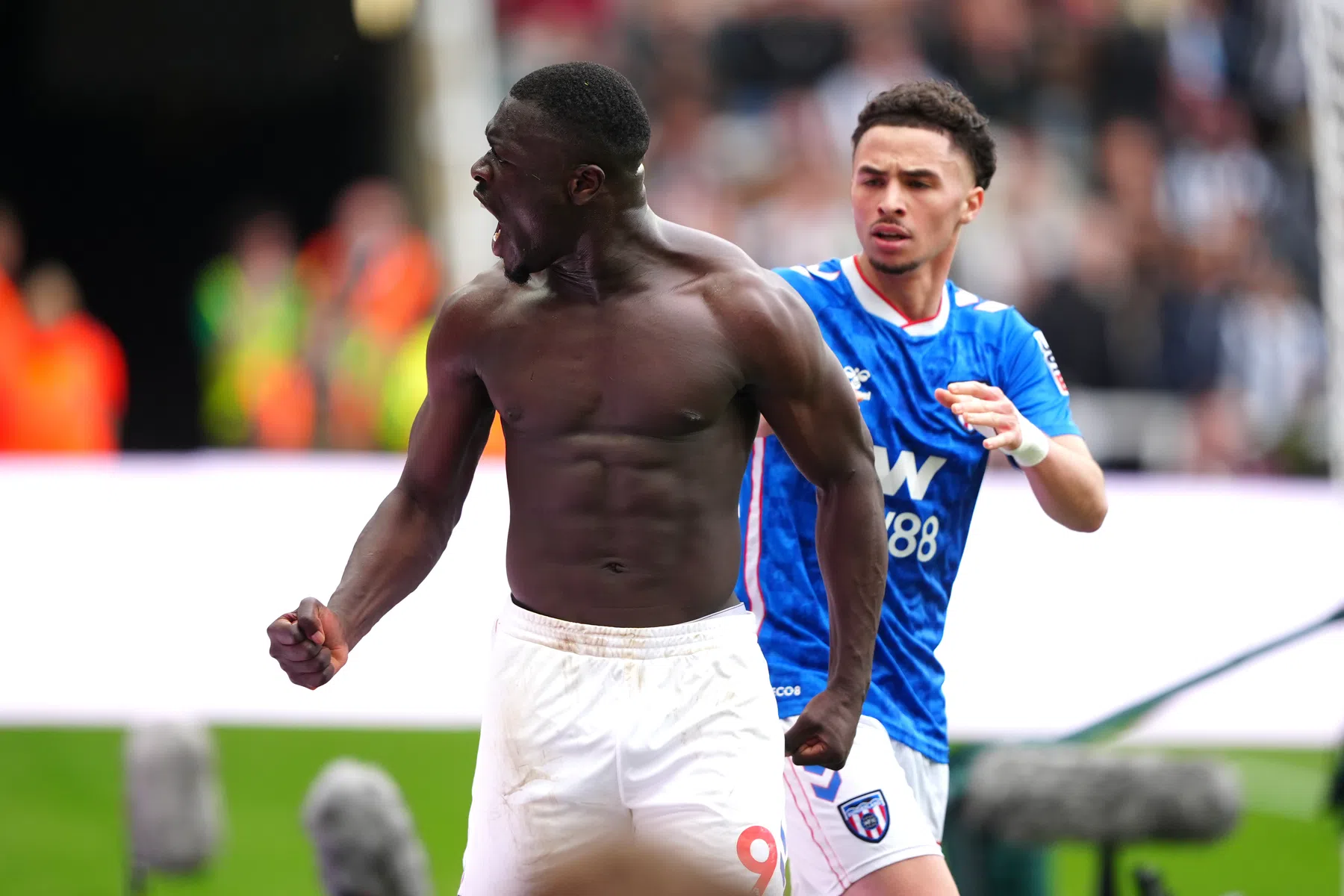 Manager Sunderland bejubelt Brobbey en steunt Geertruida