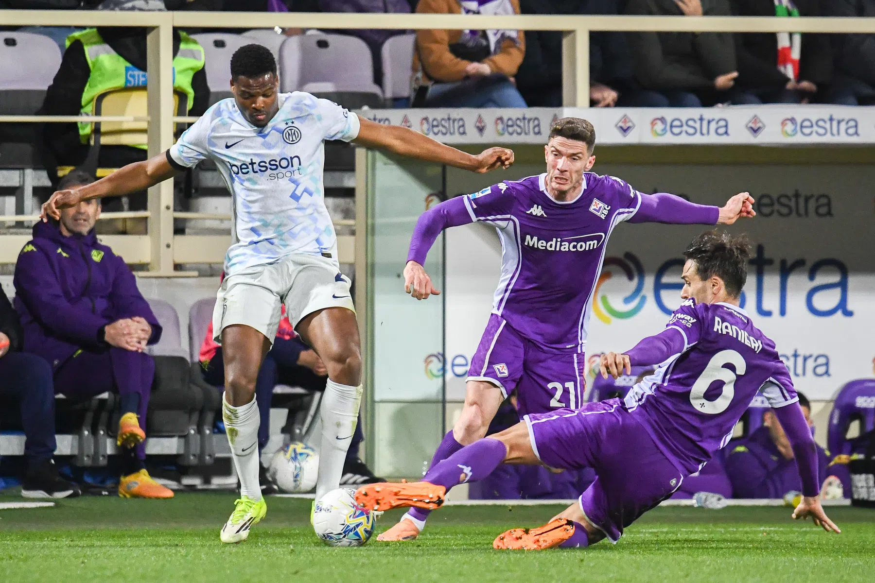 Inter maakt slippertje in titelstrijd ondanks droomstart in Florence