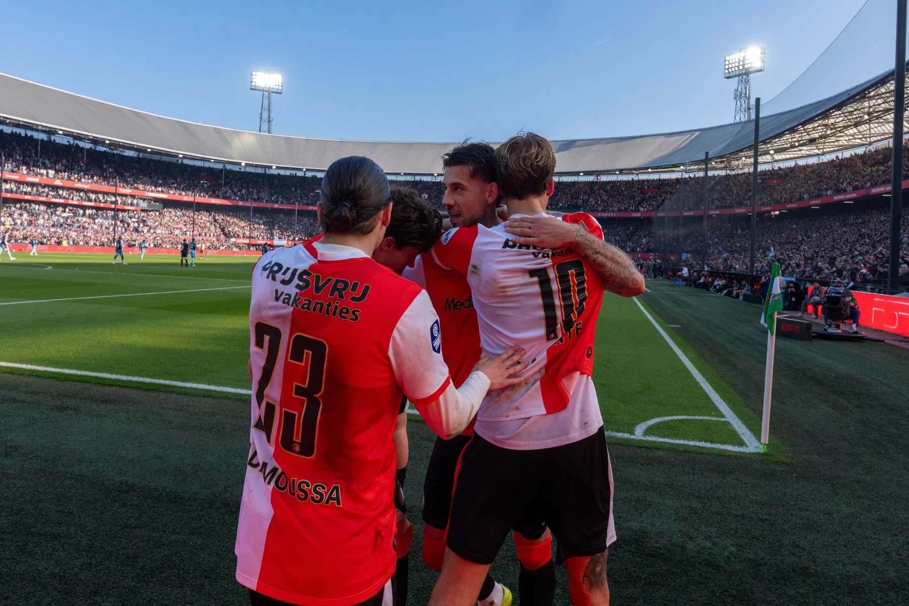 Feyenoord slaat aanval Ajax af en stelt titelfeest PSV uit