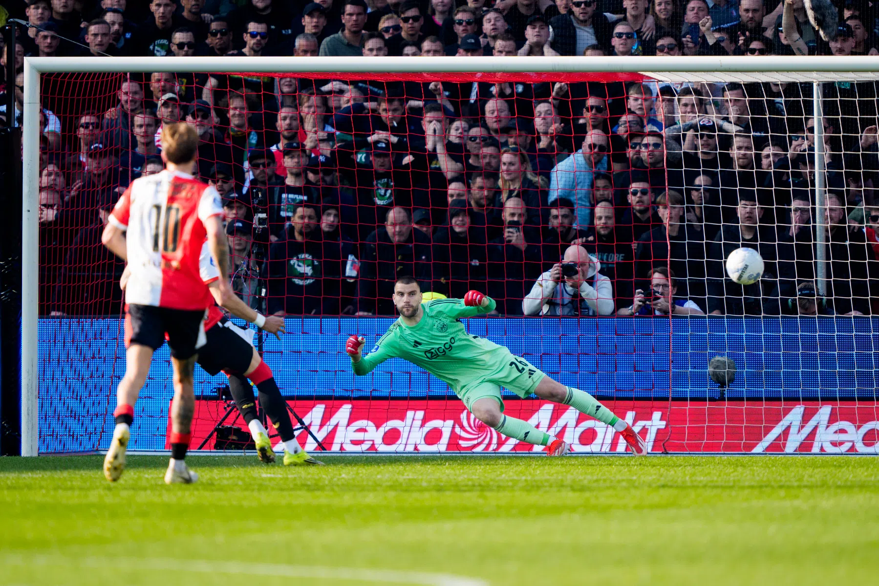 Specialist Moder legt uit waarom hij de penalty nam bij Feyenoord