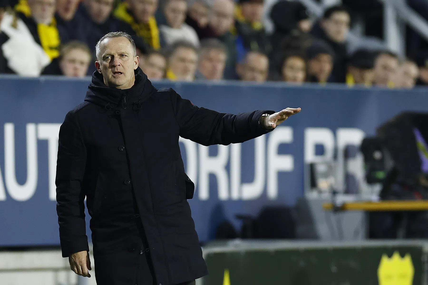 Van den Brom baalt van zijn ploeg: 'Zo'n eerste helft kan ik niet vergeten'