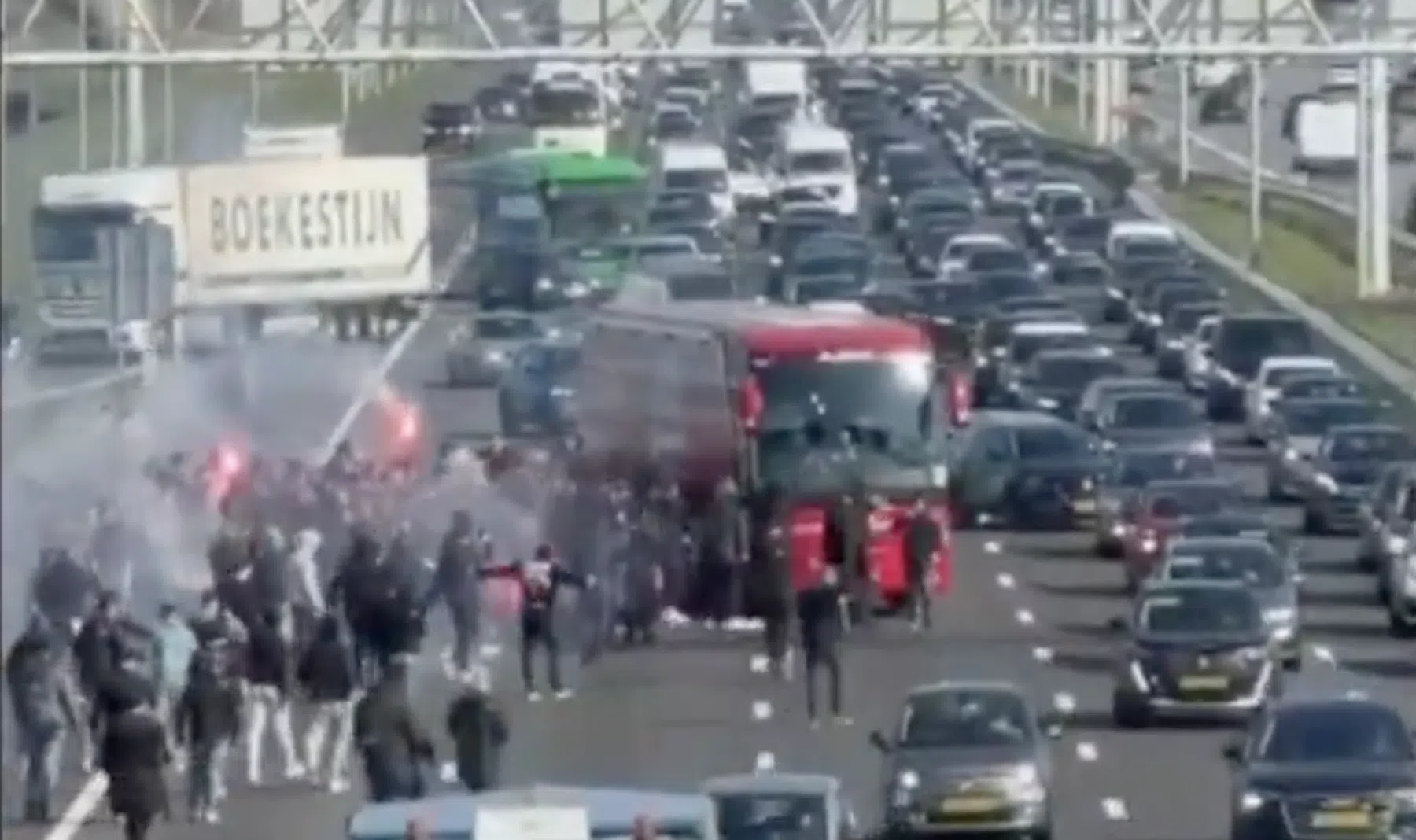 Ajax-fans betreden A4 om spelersbus uit te zwaaien