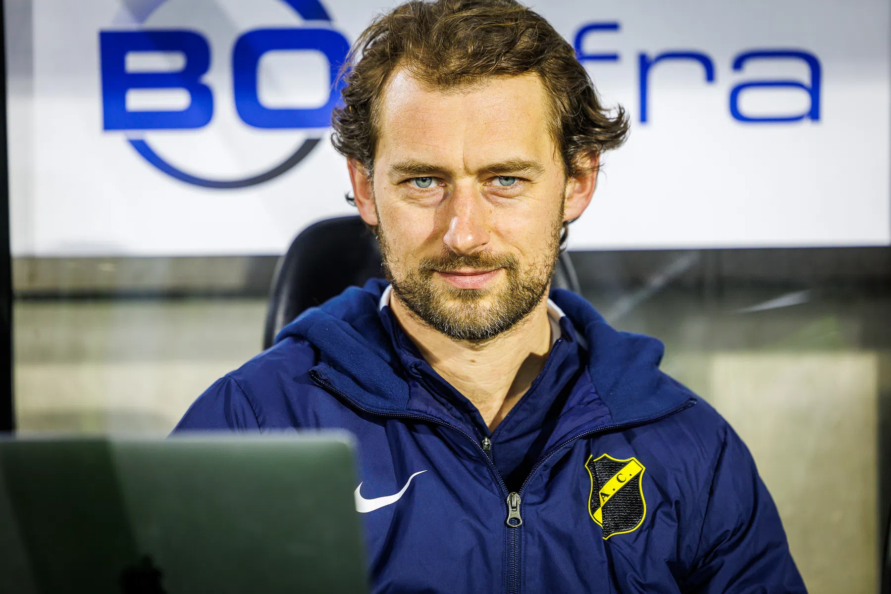 Geplaagde Hoefkens dreigt assistent kwijt te raken na belletje uit Polen