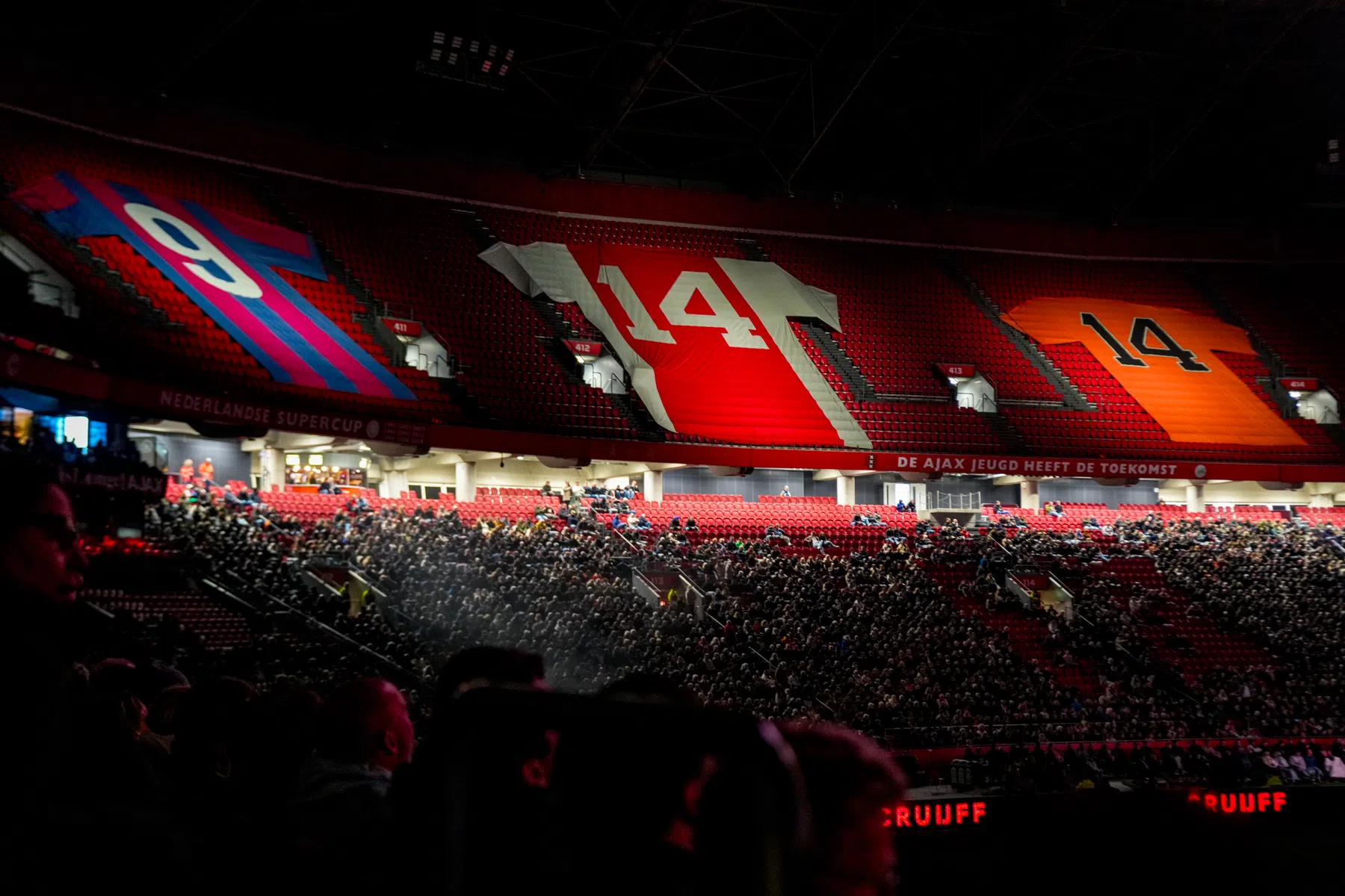 Ajax, KNVB en Barça staan op prachtige wijze stil bij sterfdag Johan Cruijff