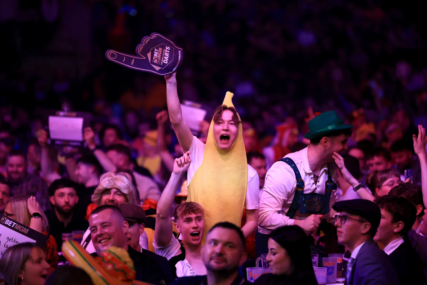 Phil Foden schittert als darter: 'Staat dit op camera?!'