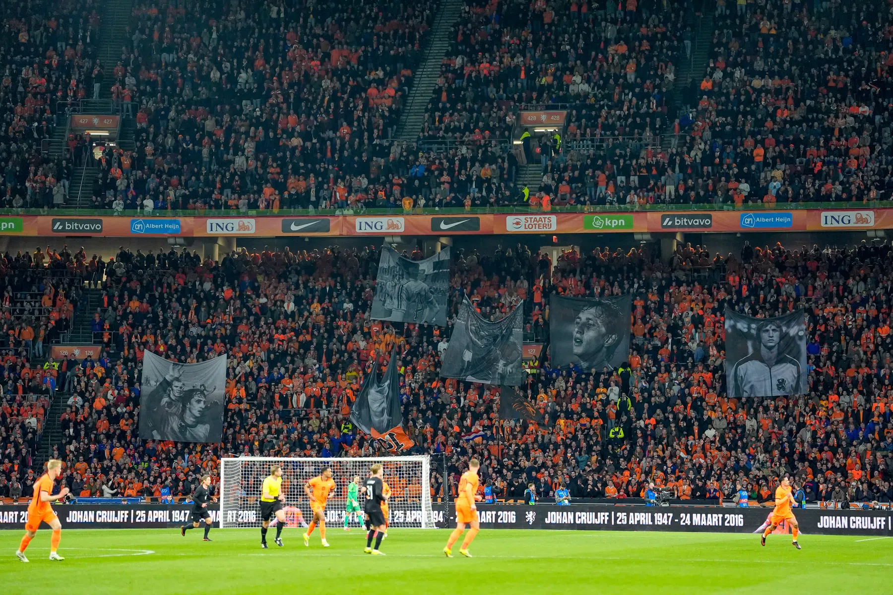 Johan Cruijff Arena staat in minuut veertien stil bij overlijden Cruijff