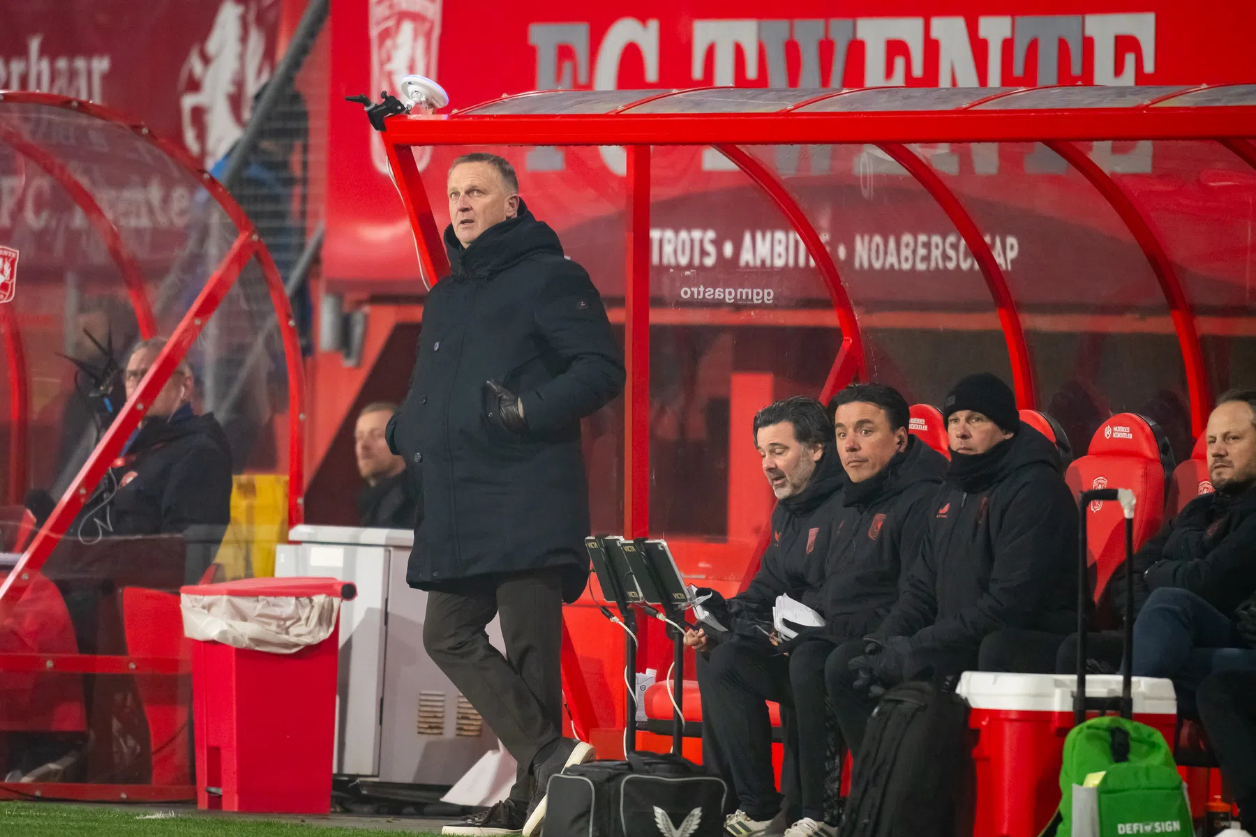 Ten Hag wijst na verlenging Van den Brom op datamodellen: 'Soms zelfs nummer één'